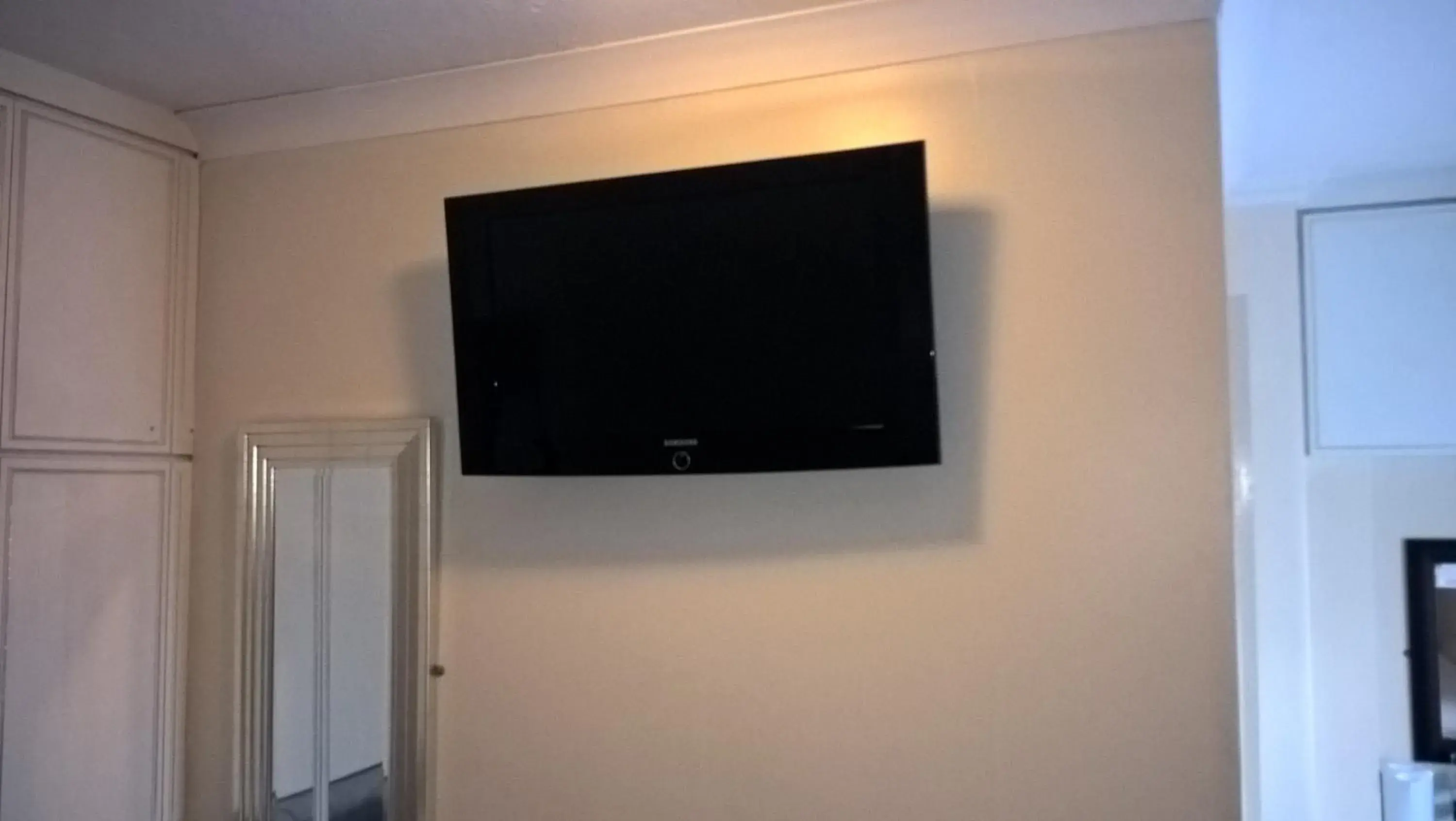 TV and multimedia, TV/Entertainment Center in Queen Mary Inn