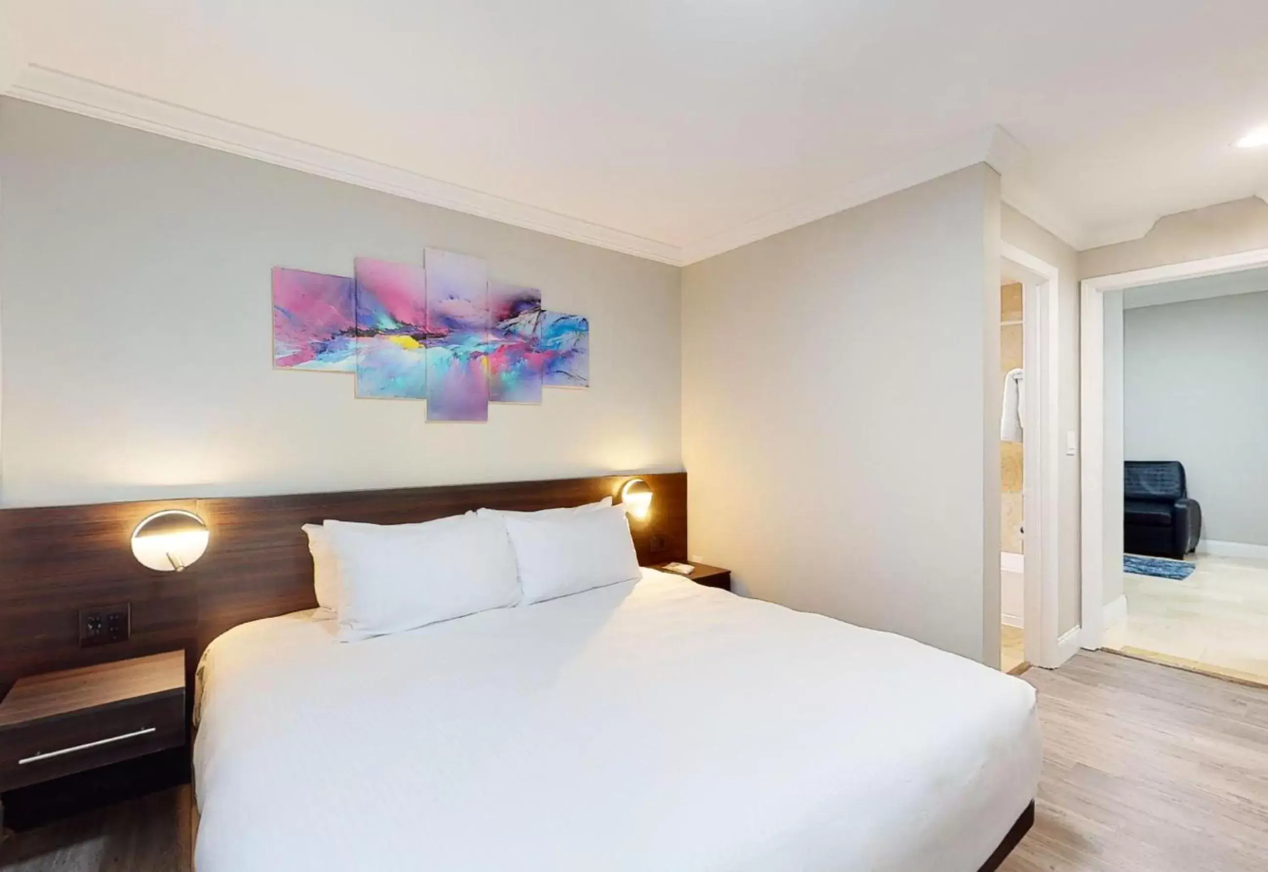 Bedroom, Bed in Nuvo Suites Hotel - Miami Doral