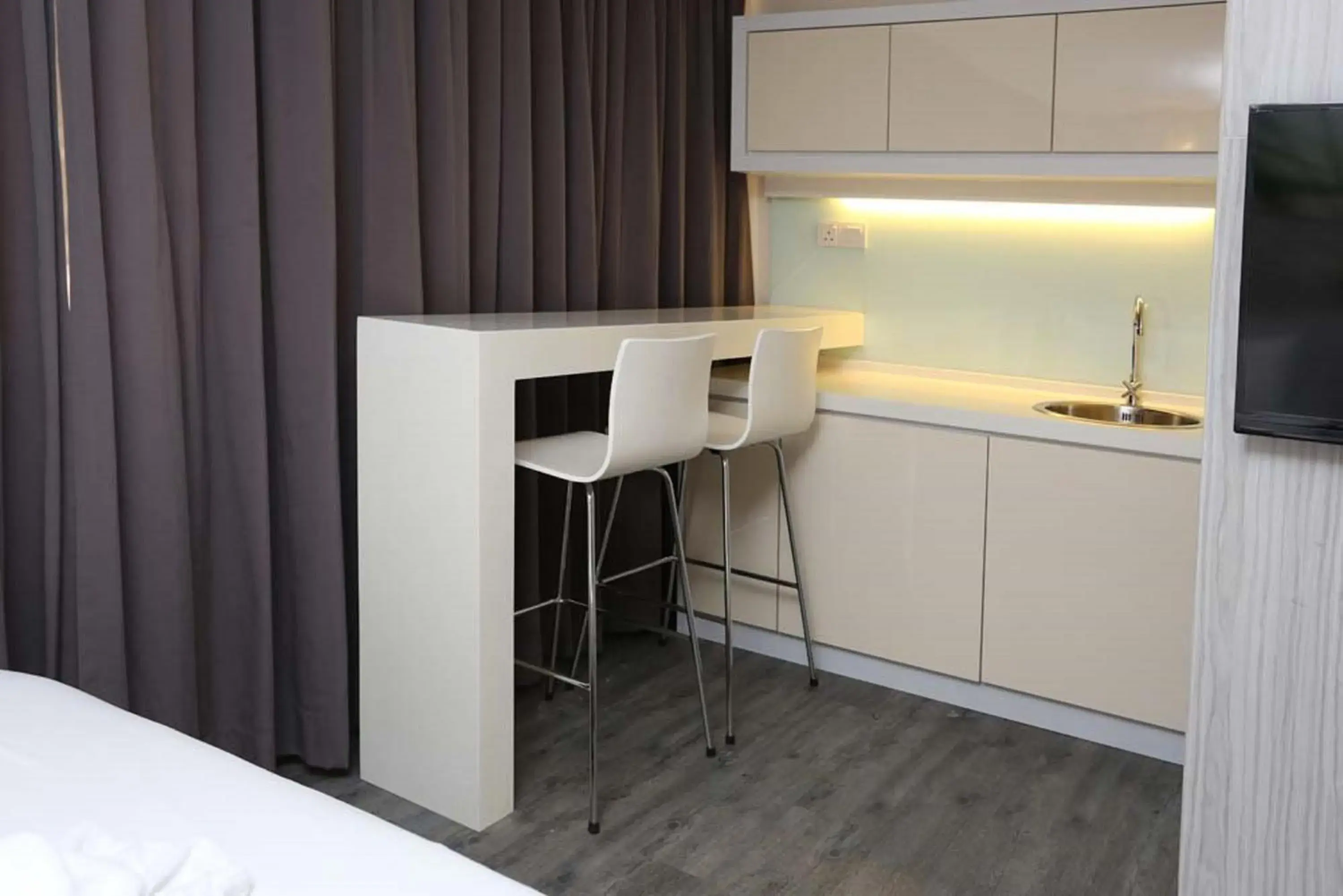 Dining area, Kitchen/Kitchenette in Hotel Westree KL Sentral