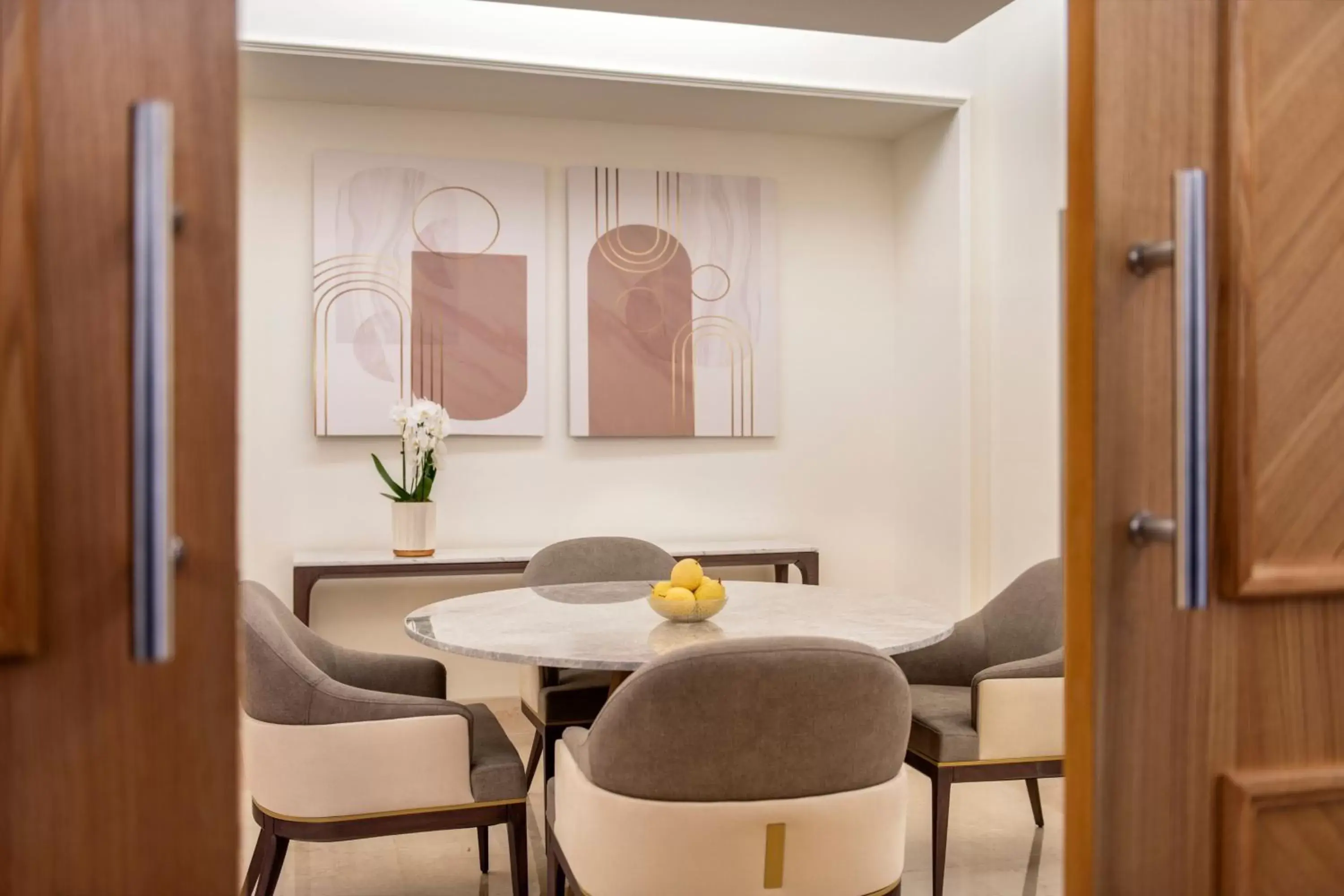 Photo of the whole room, Dining Area in The St. Regis Doha