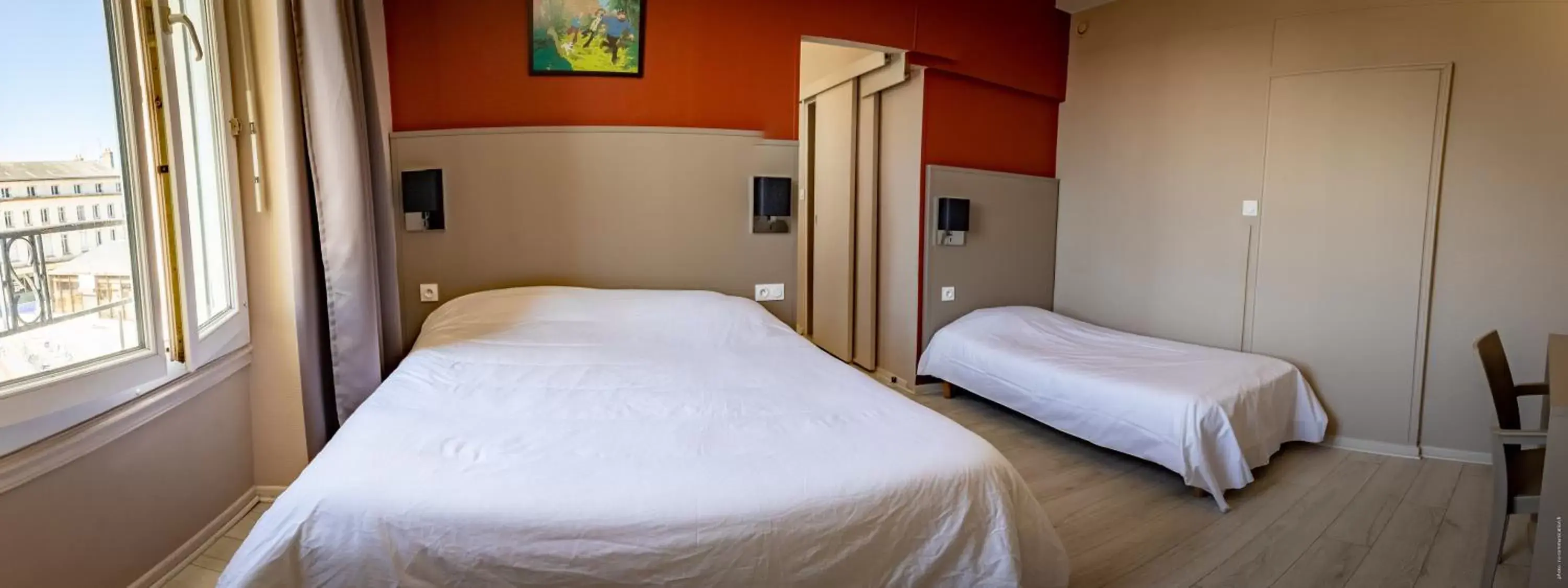 Photo of the whole room, Bed in Hotel de la Gare