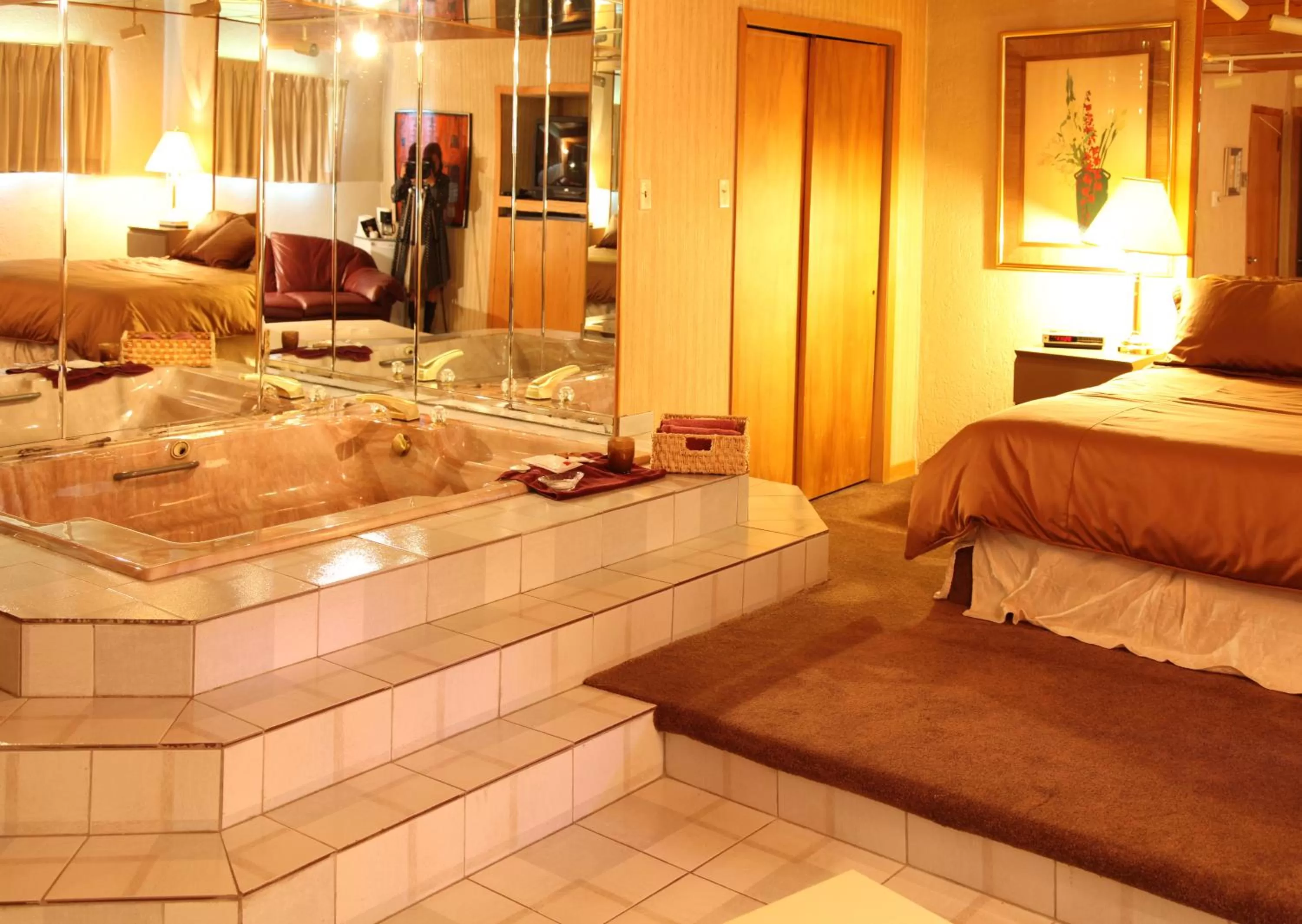 Hot Tub, Bed in Auberge Godard