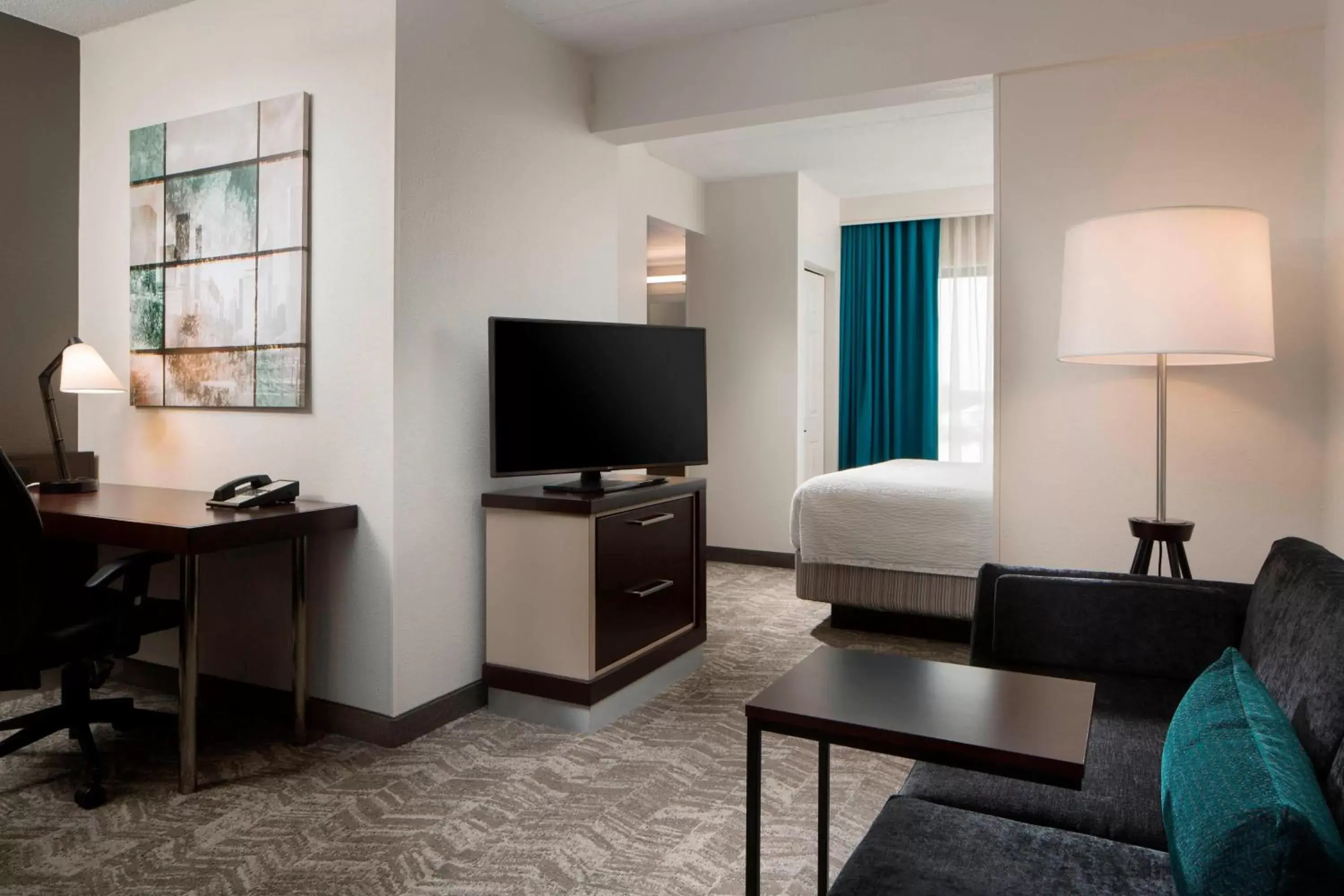 Living room, TV/Entertainment Center in SpringHill Suites Chicago Lincolnshire