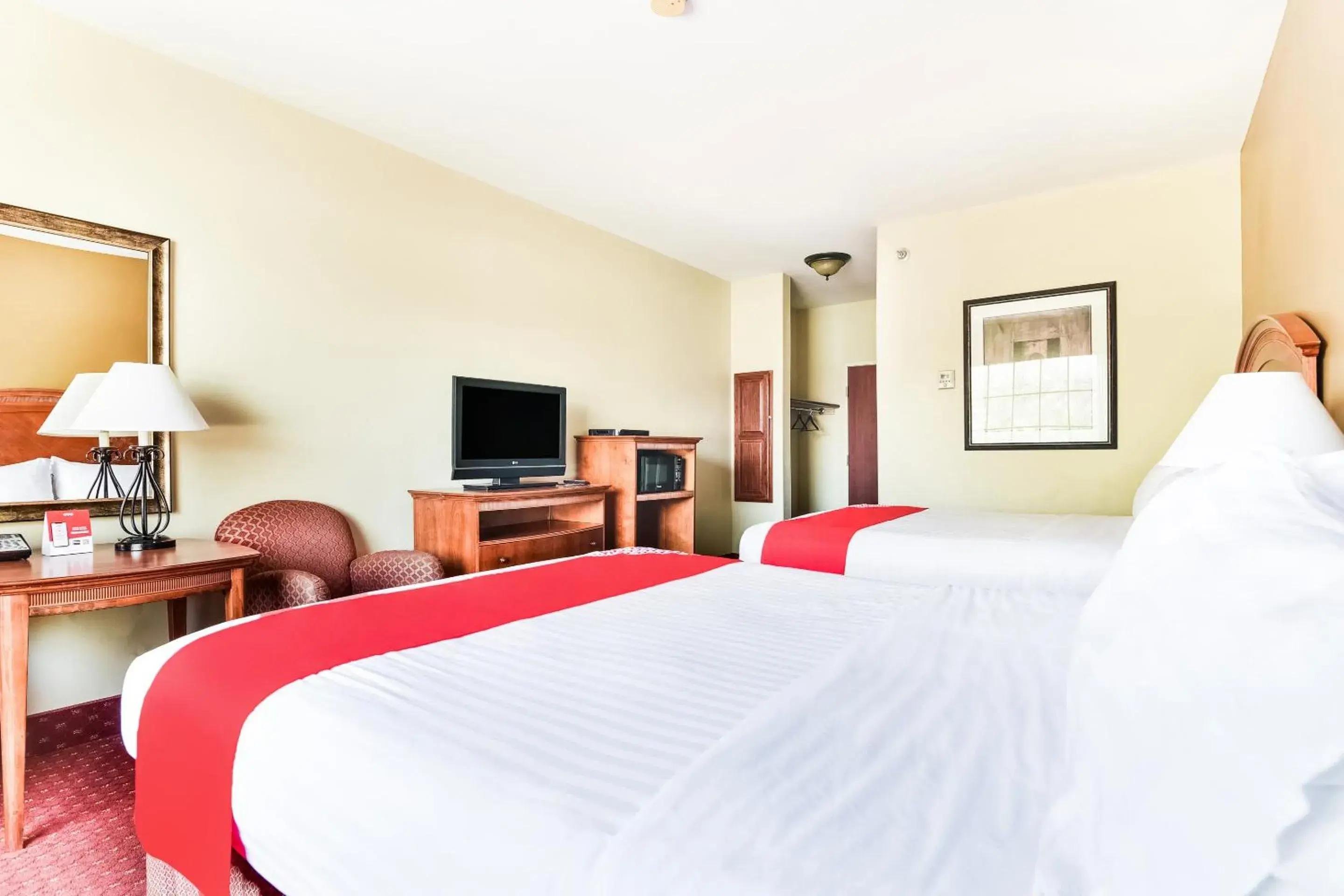 Bedroom, Bed in OYO Townhouse Oklahoma City Airport