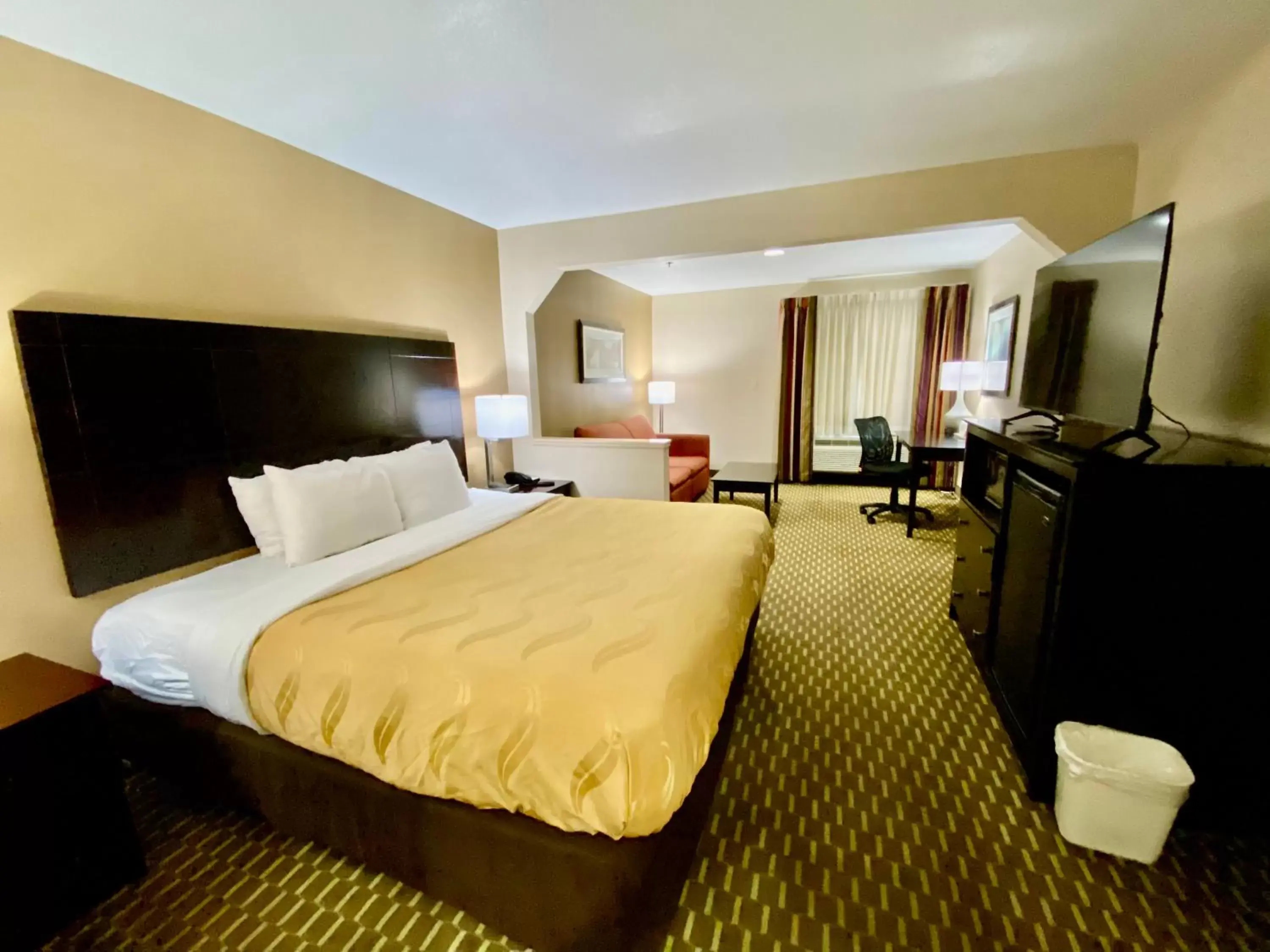 Bed in Quality Inn & Suites Pine Bluff AR