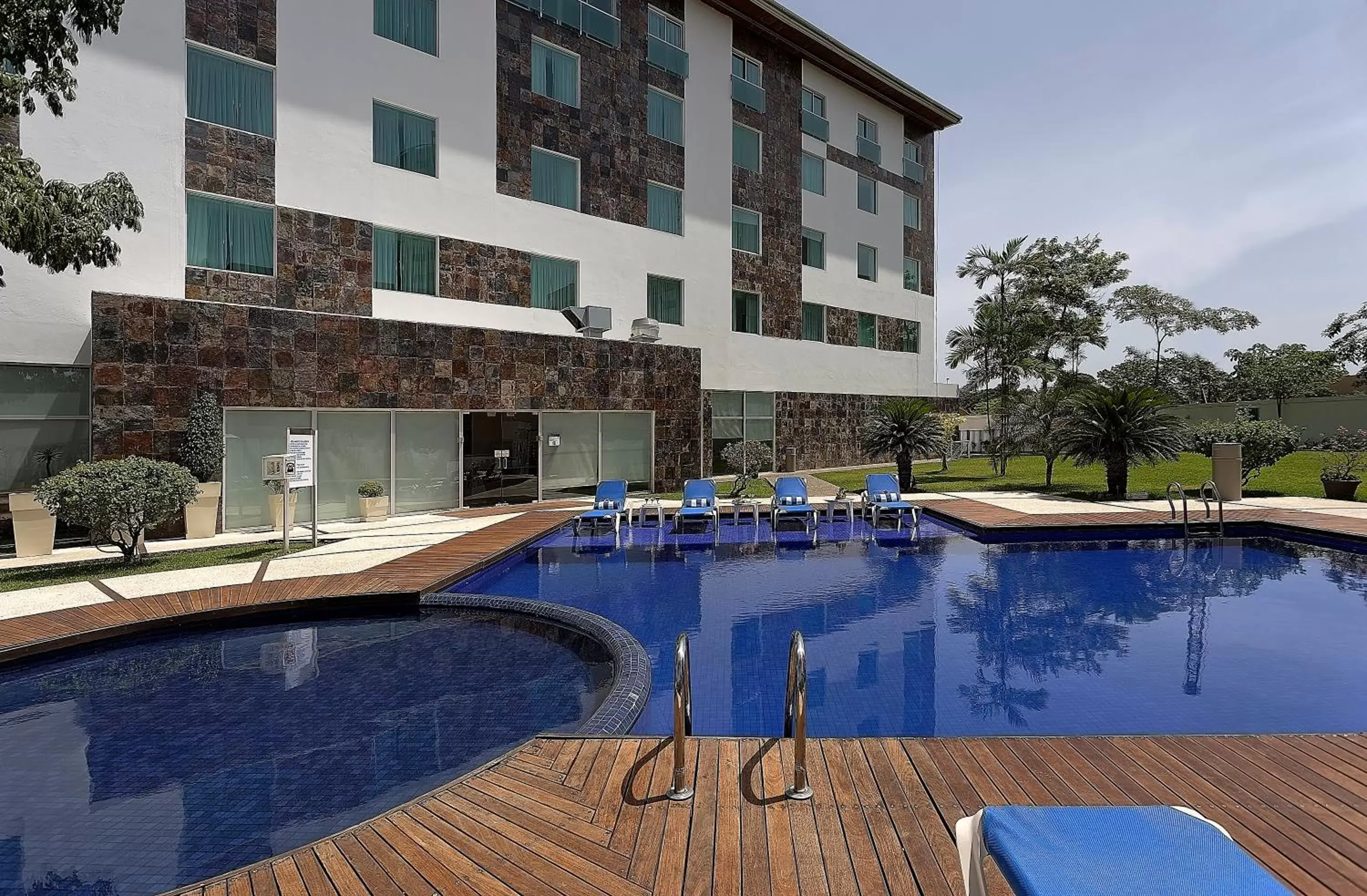 Swimming pool, Property Building in Holiday Inn Express Villahermosa, an IHG Hotel