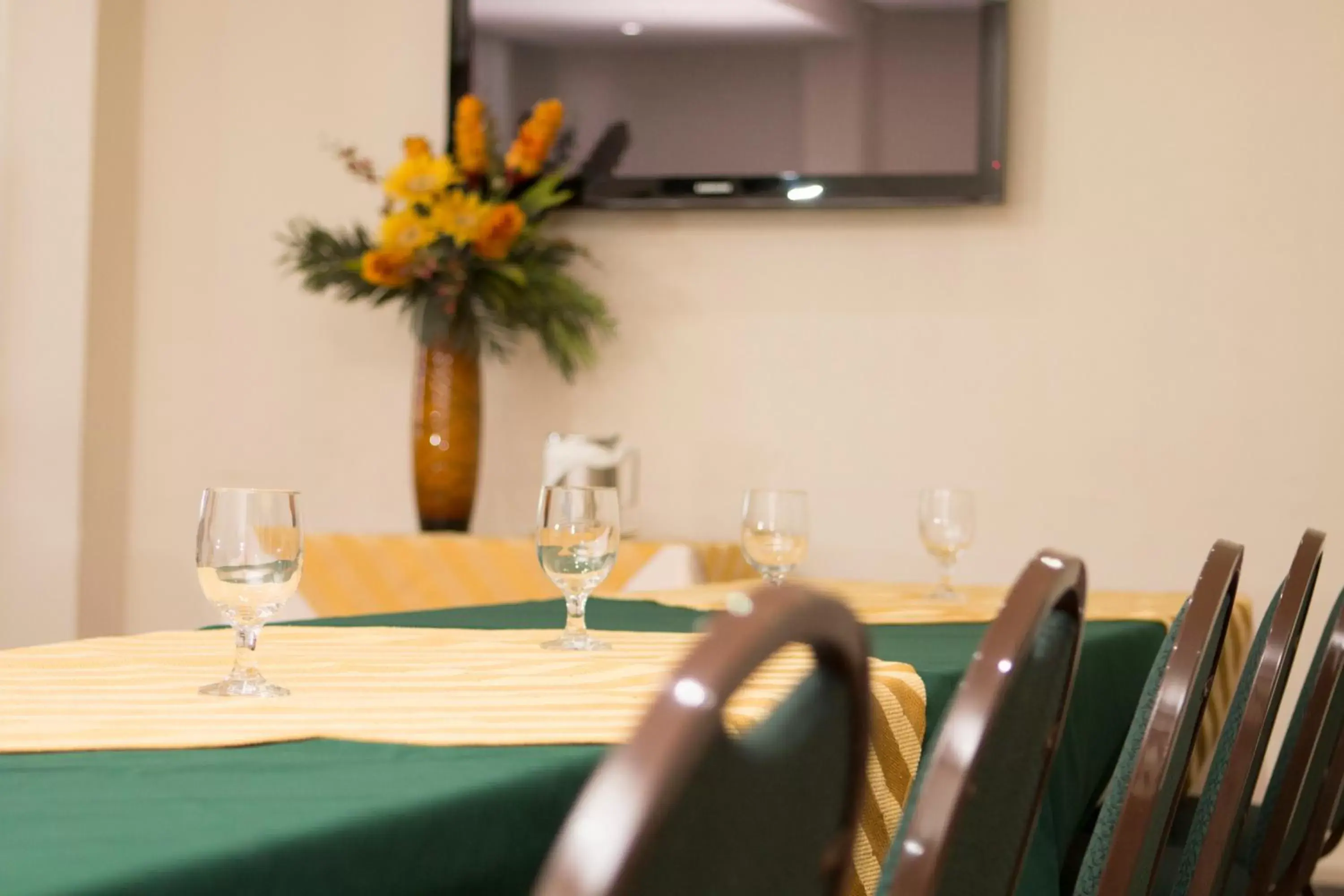 Meeting/conference room, Restaurant/Places to Eat in Rincon del Valle Hotel & Suites