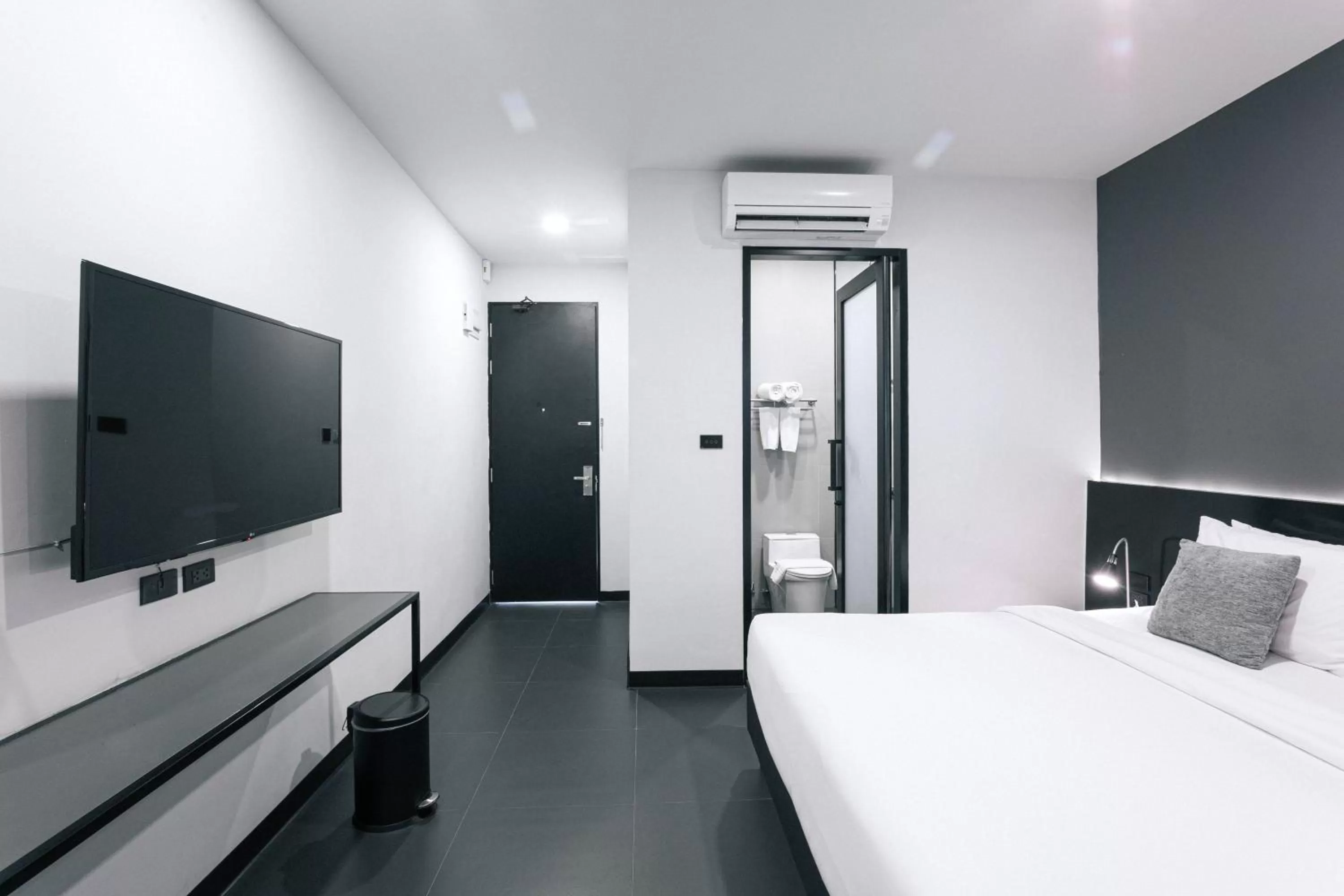 Seating area, Bed in CREW Hotel