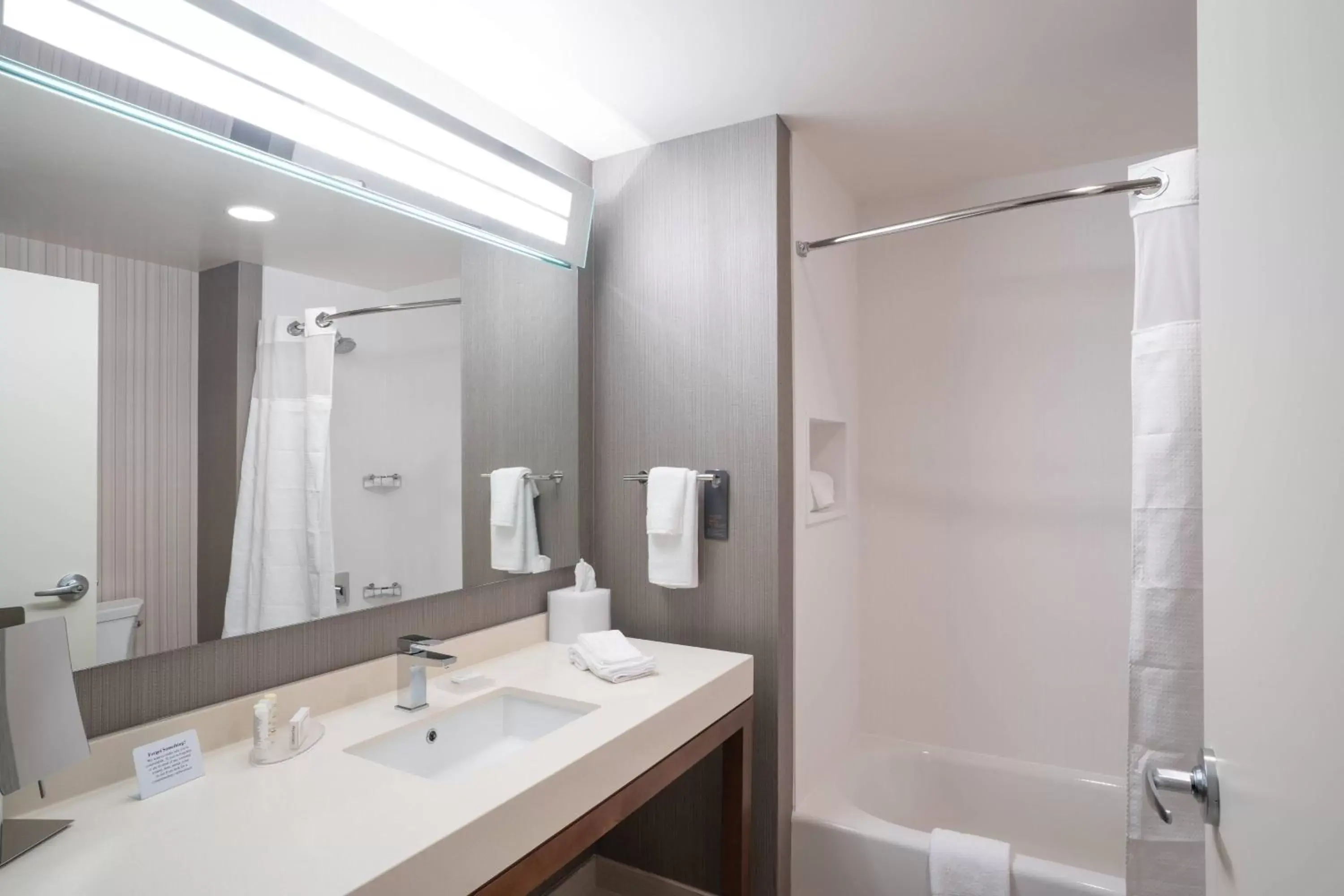 Bathroom in Courtyard by Marriott Charleston-North Charleston