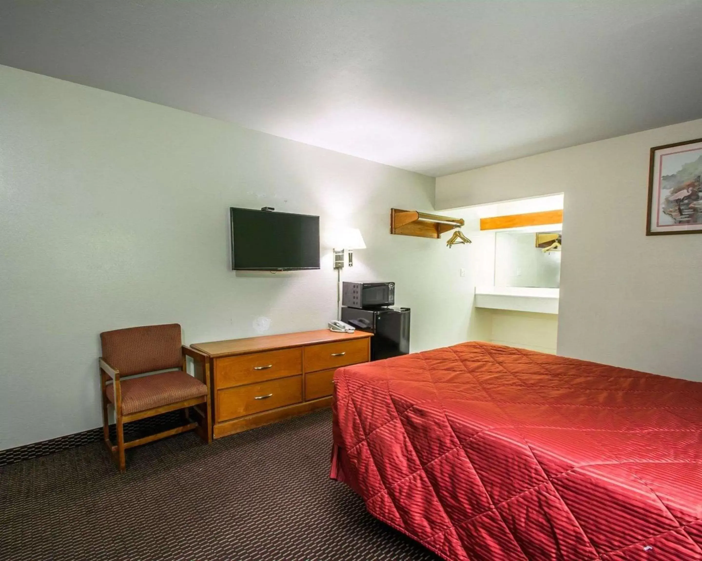 Photo of the whole room, Bed in Rodeway Inn Fort Pierce I-95