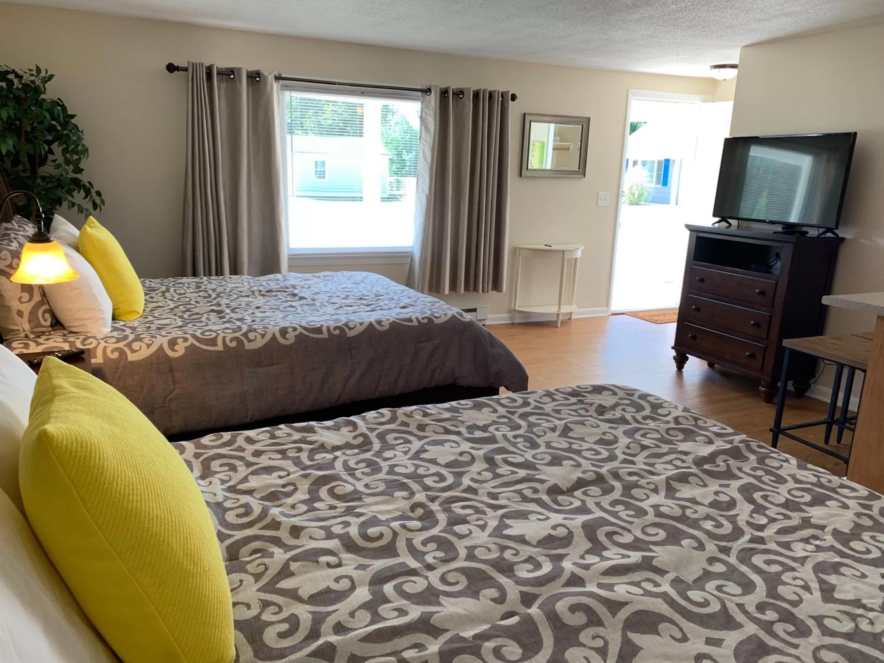 Bed in Shore Road Inn