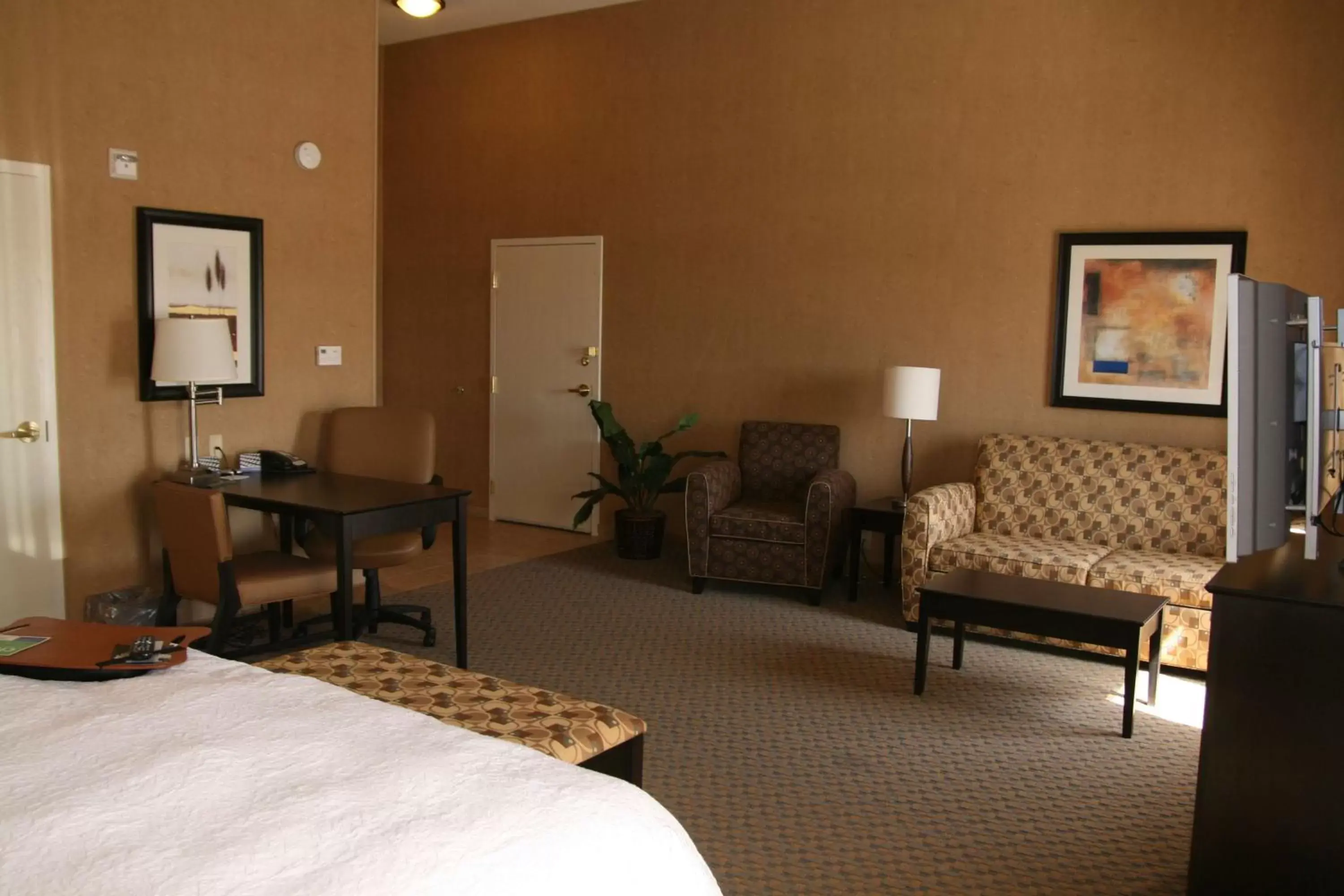 Bed, Seating Area in Hampton Inn and Suites Barstow