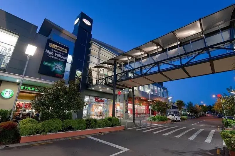 Shopping Area, Property Building in Tower Junction Motor Lodge