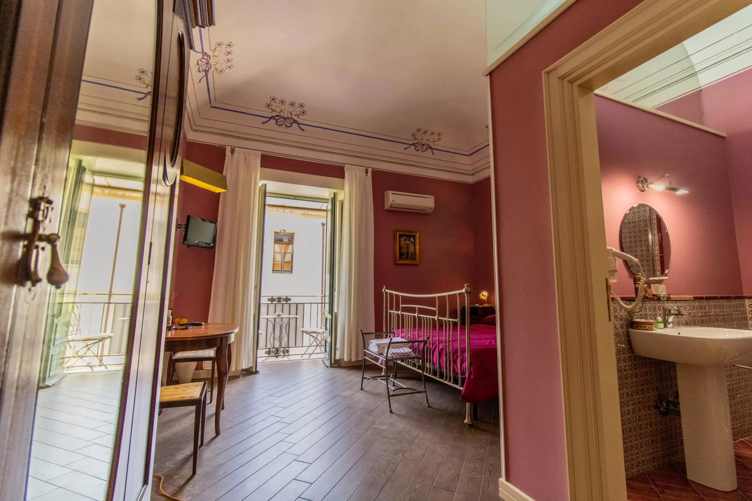 Two-Bedroom Apartment with Balcony and Sea View in THE PALACE B&B and Apartments