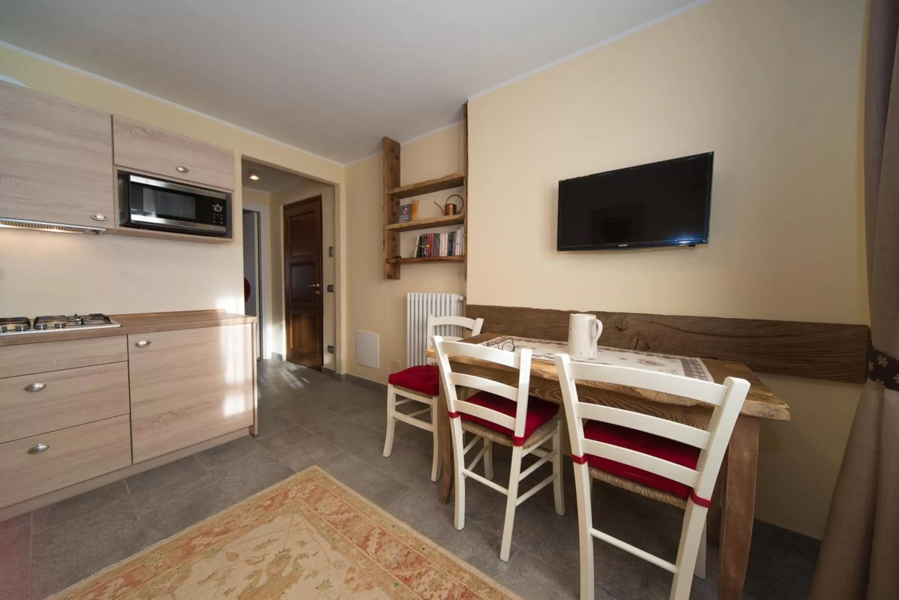 Kitchen or kitchenette, TV/Entertainment Center in La Vigne de Papagran