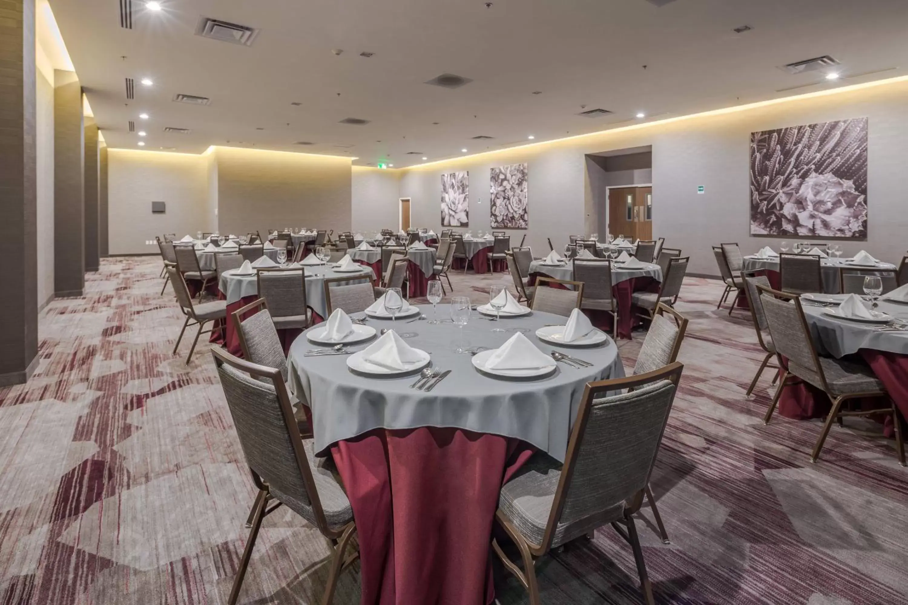 Meeting/conference room, Restaurant/Places to Eat in Courtyard by Marriott Chihuahua