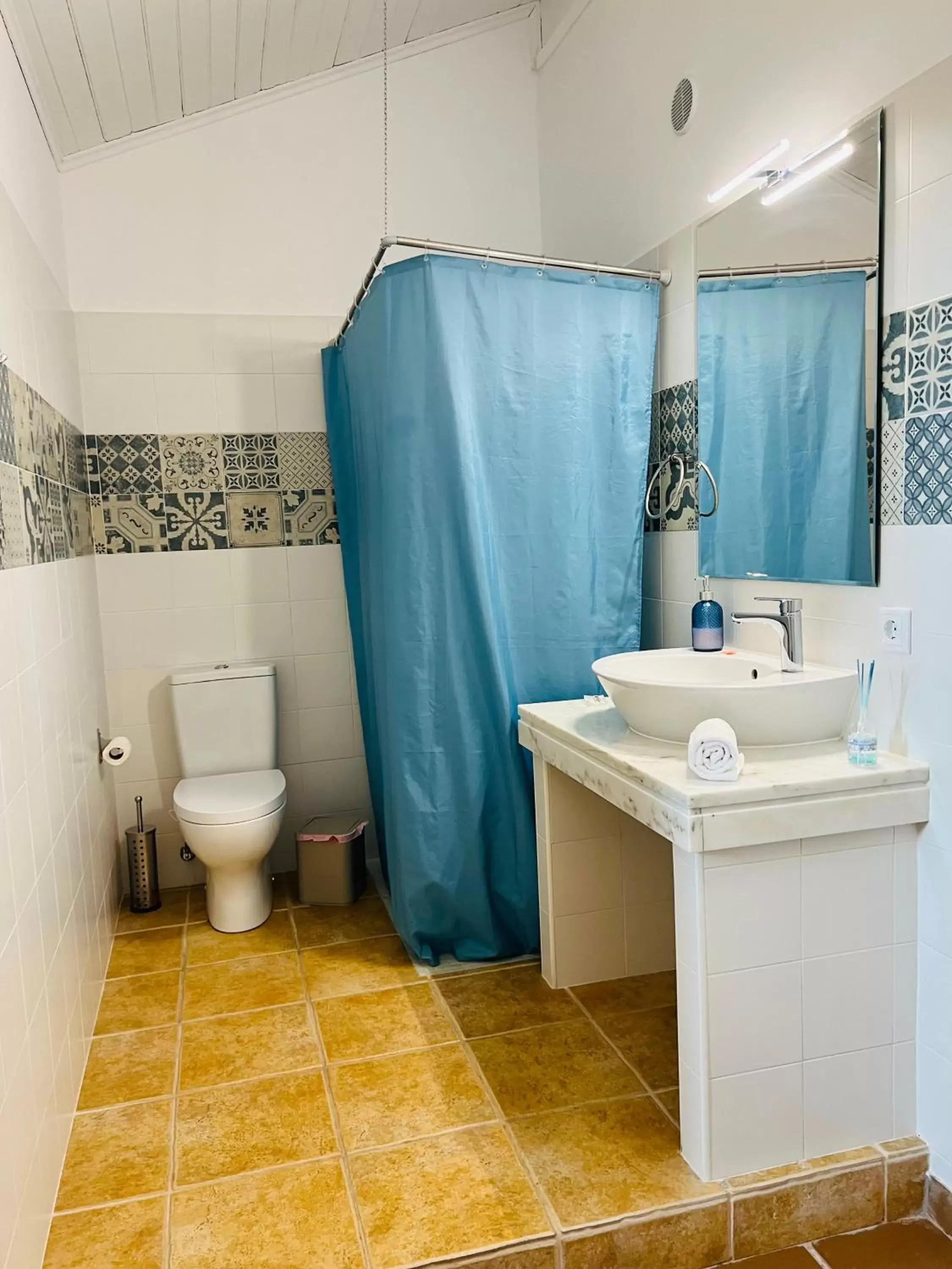 Bathroom in Cuba Real