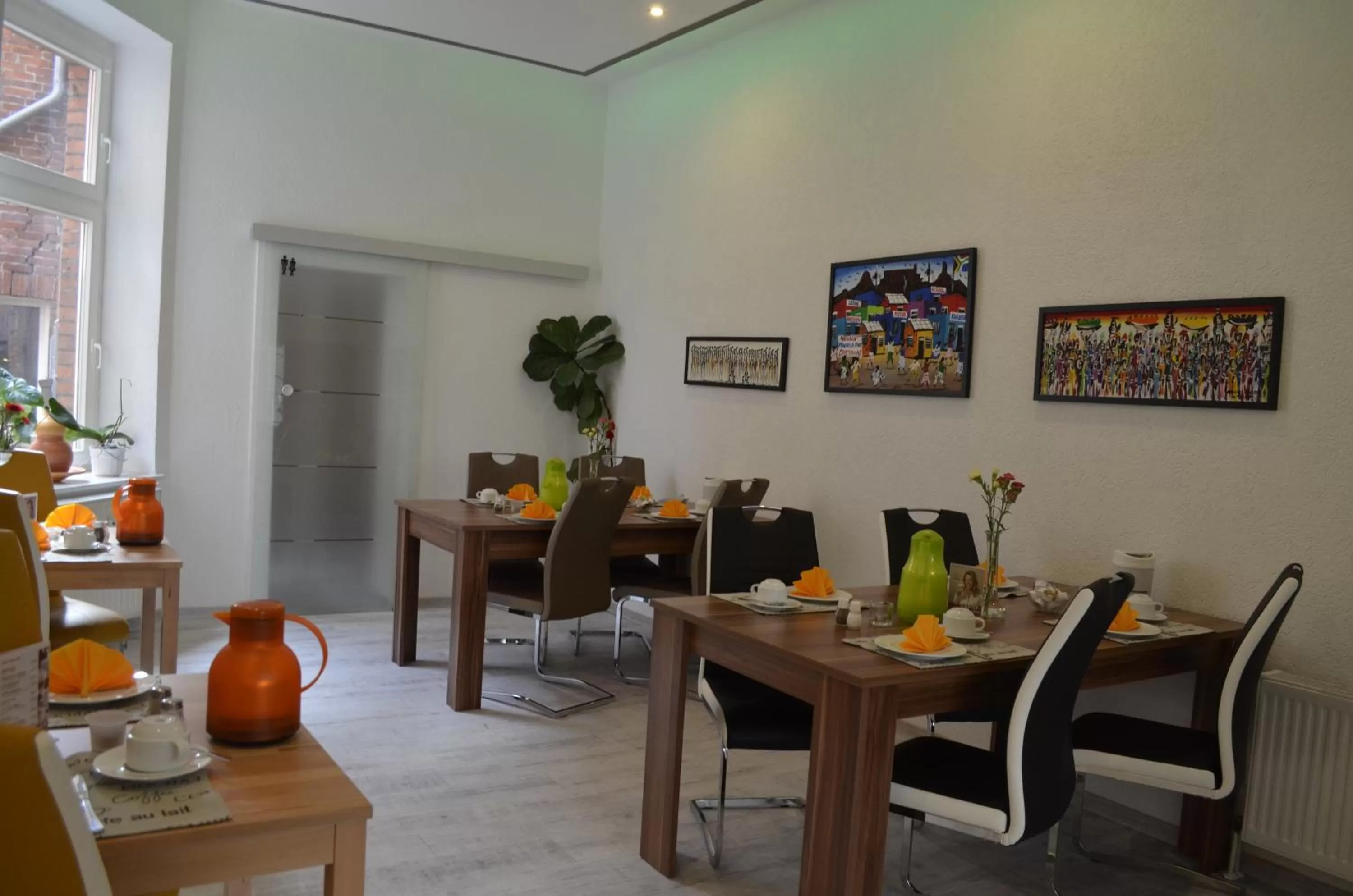 Restaurant/places to eat in Apartment-Hotel Schillerplatz