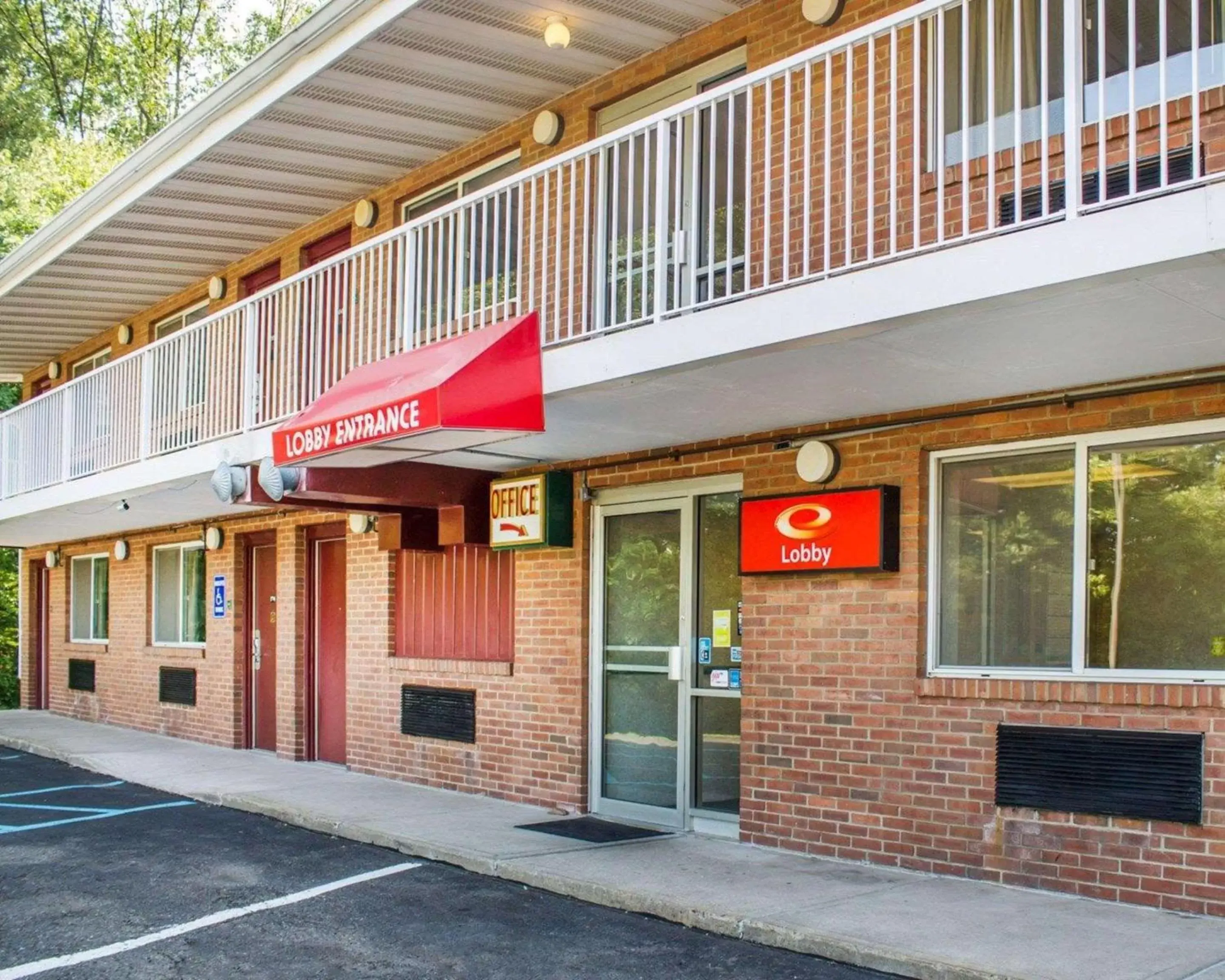 Property Building in Econo Lodge Drums