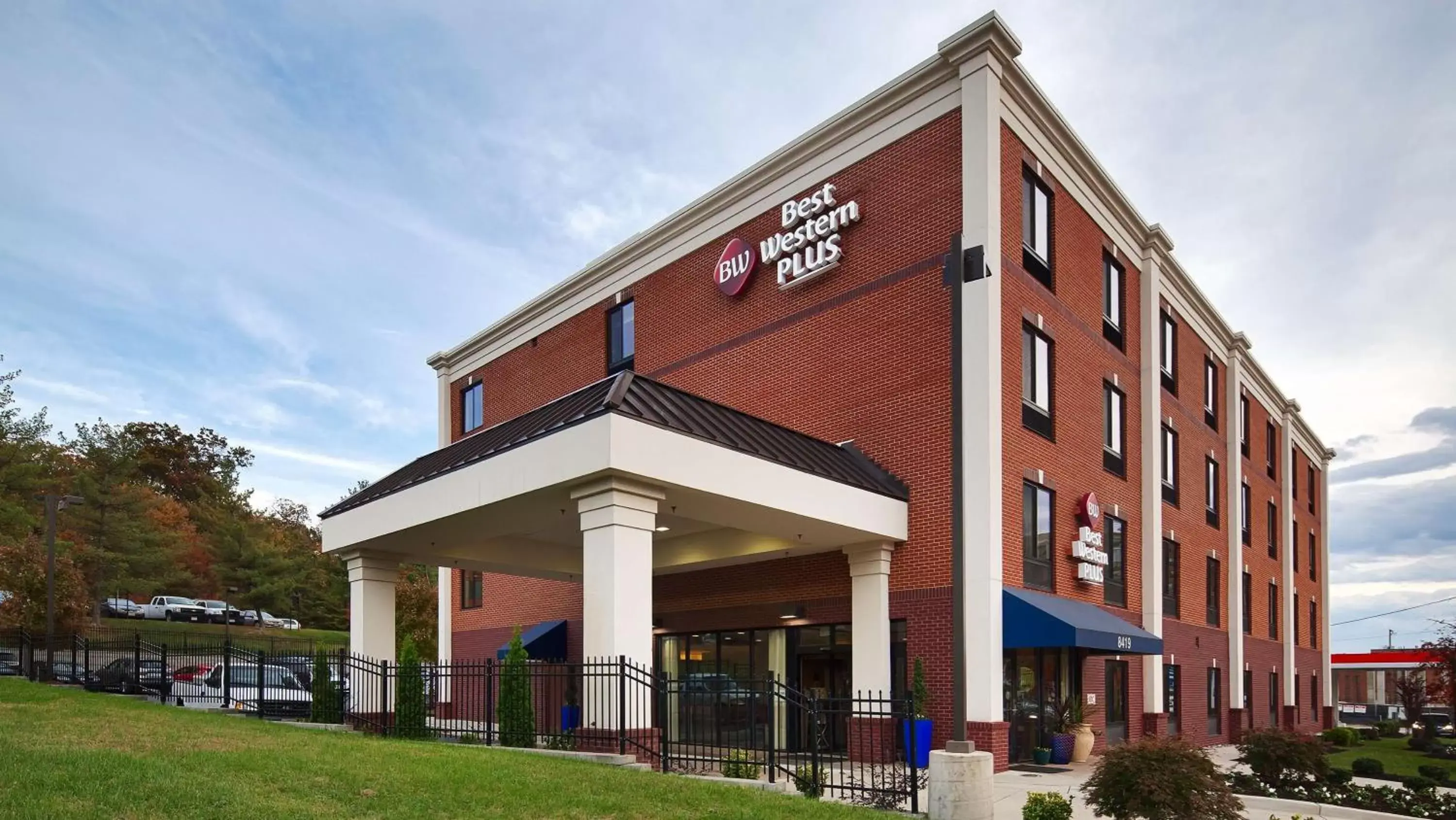 Property Building in Best Western Plus College Park Hotel