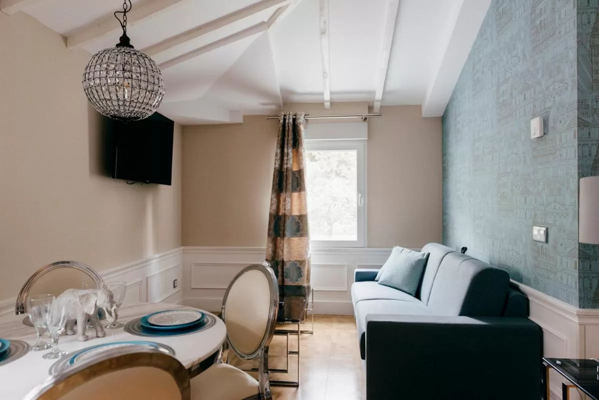 TV and multimedia, Seating Area in Hotel Royal Suite Santander