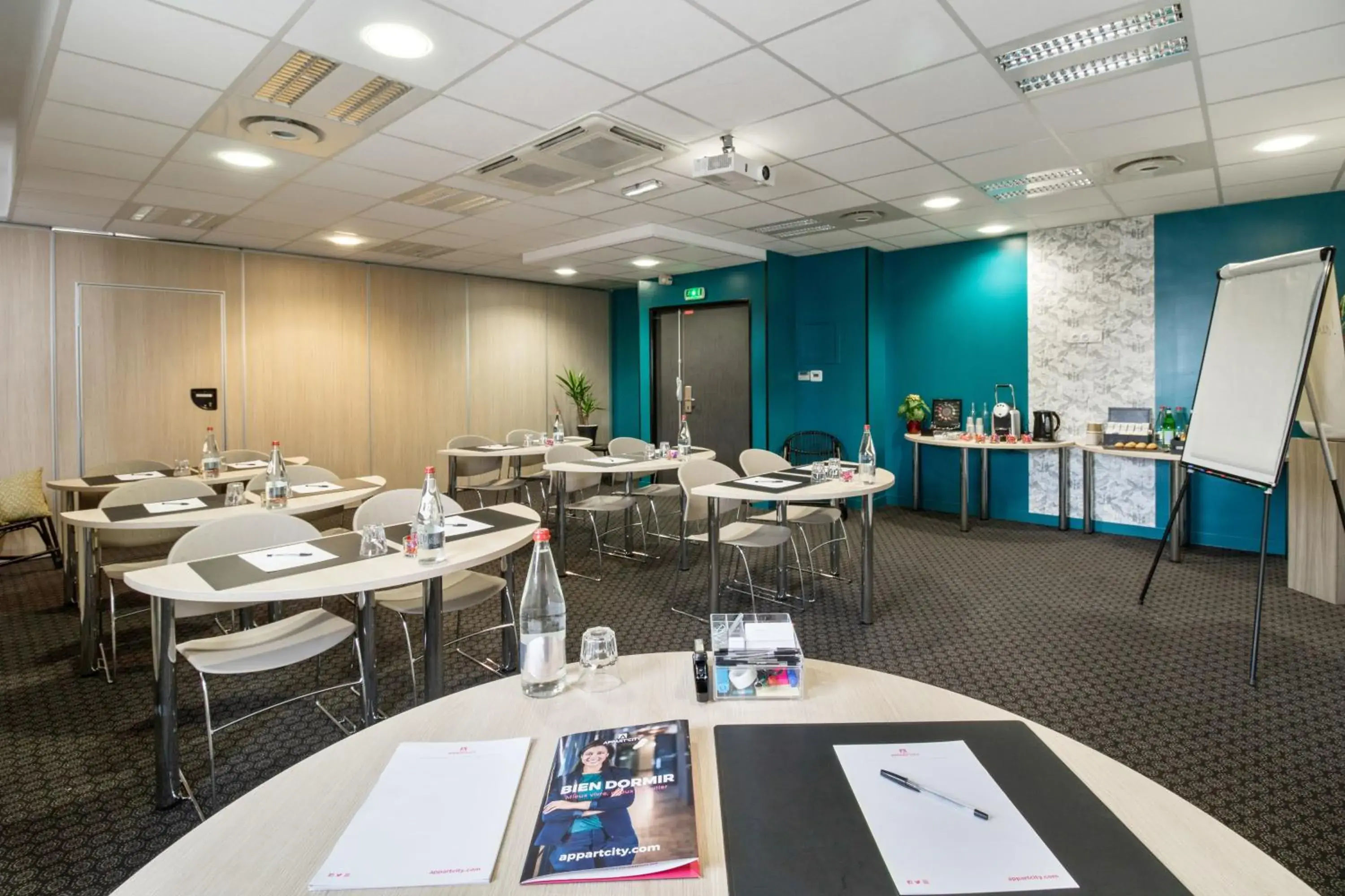 Meeting/conference room, Restaurant/Places to Eat in Appart'City Confort Le Bourget - Aeroport