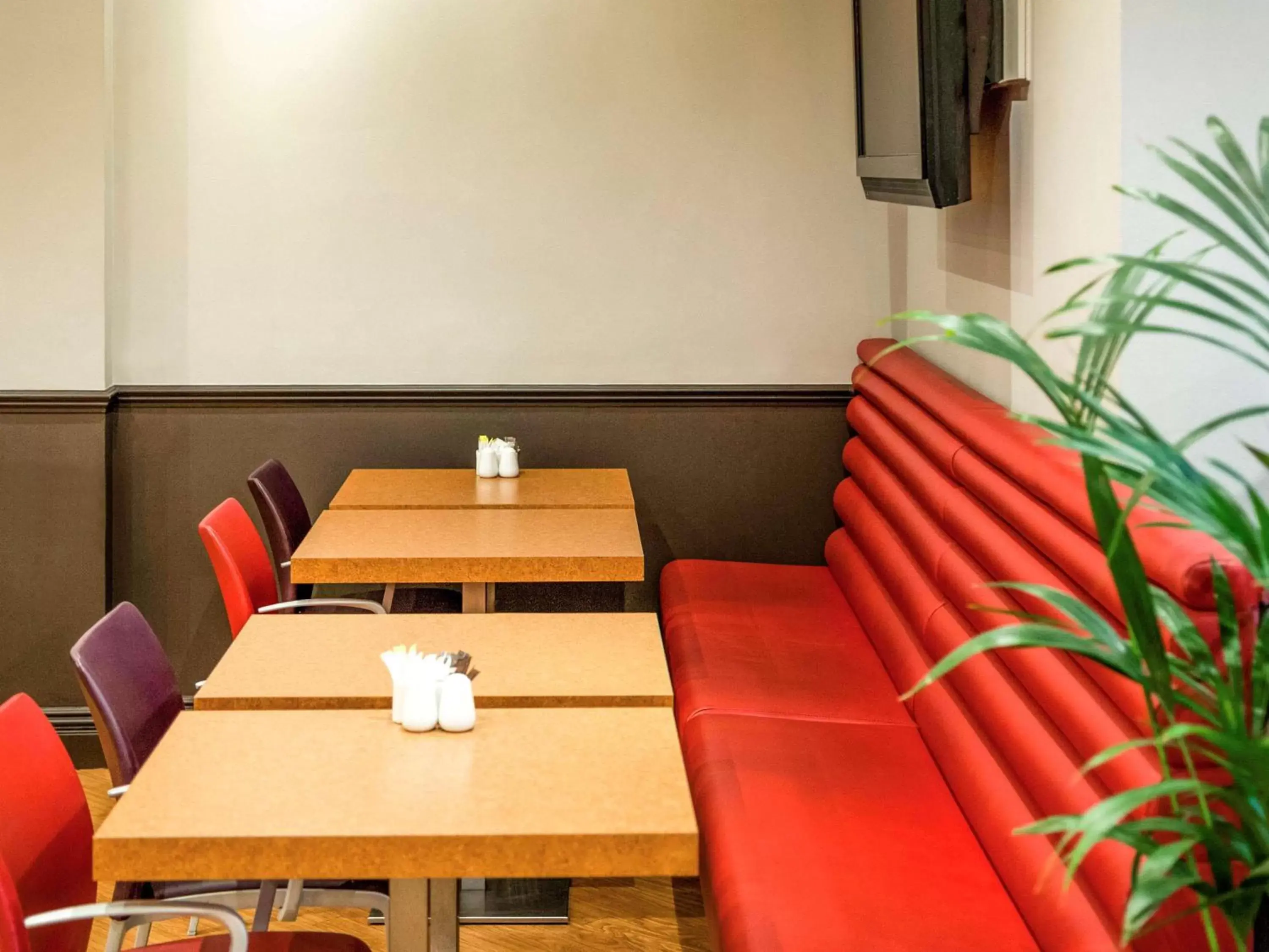 Restaurant/places to eat in ibis Hotel Northampton Centre