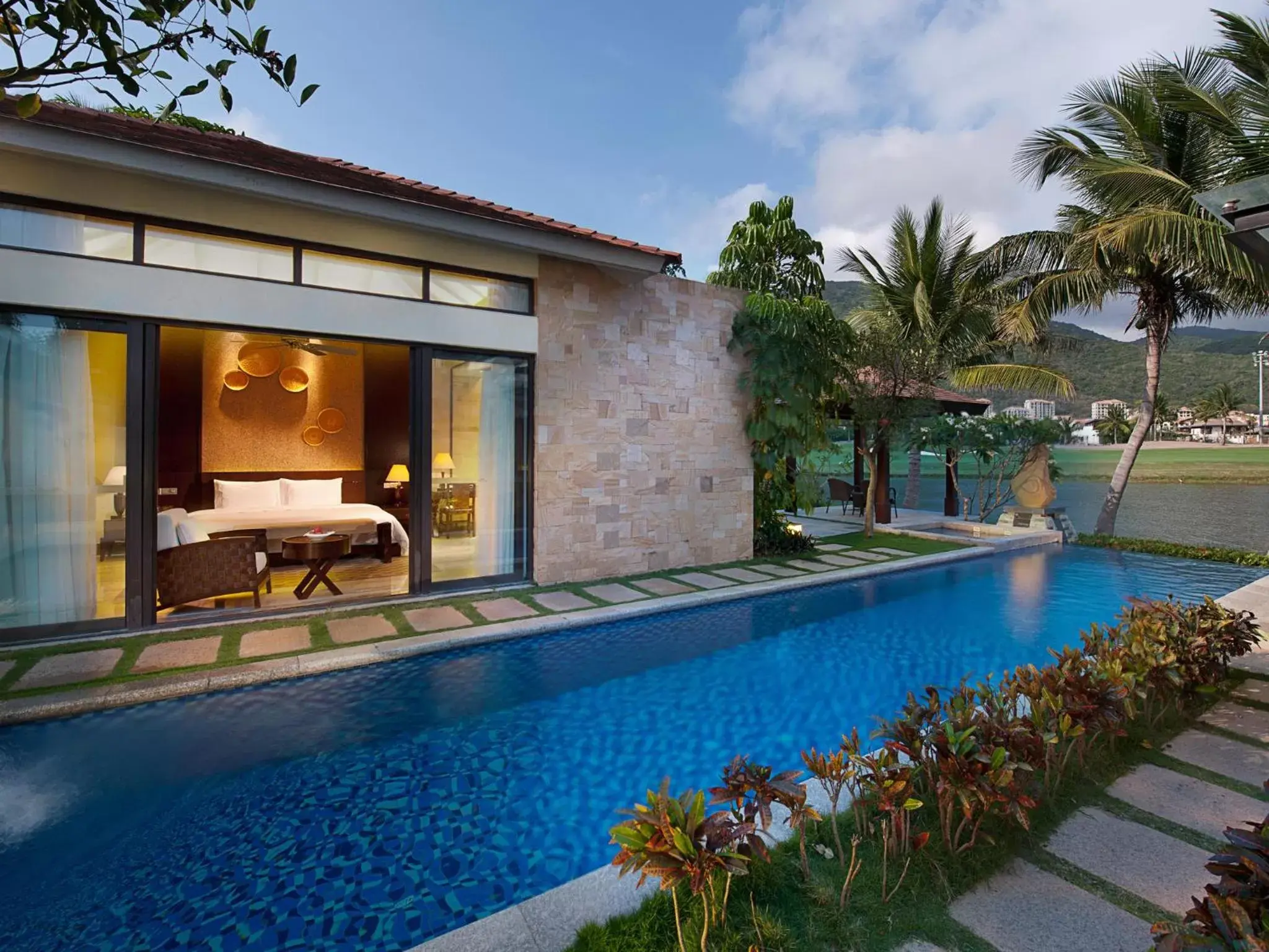 Photo of the whole room, Swimming Pool in Grand Metropark Villa Resort Sanya Yalong Bay