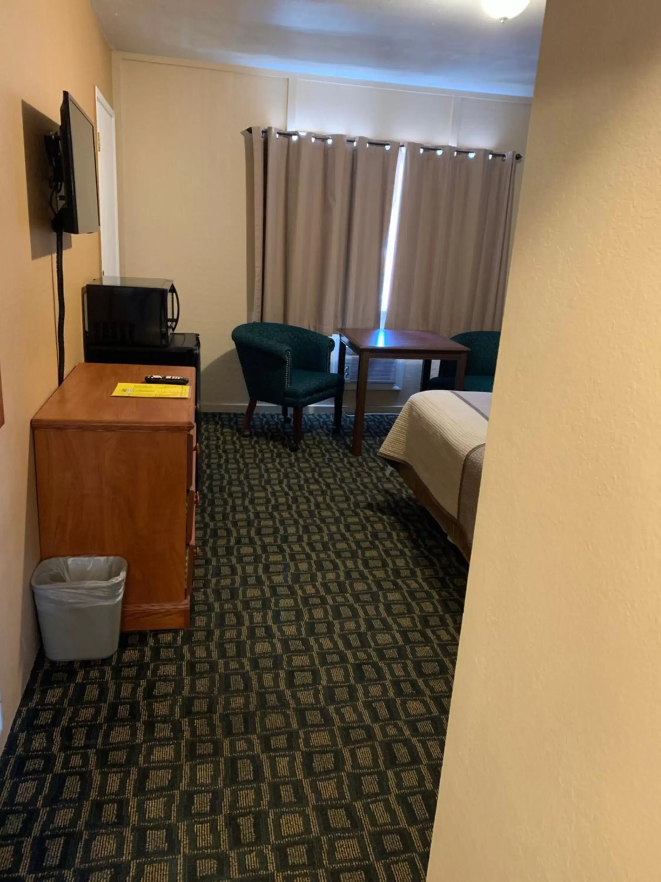 Bed in Townhouse Inn & Suites Bed in Townhouse Inn & Suites