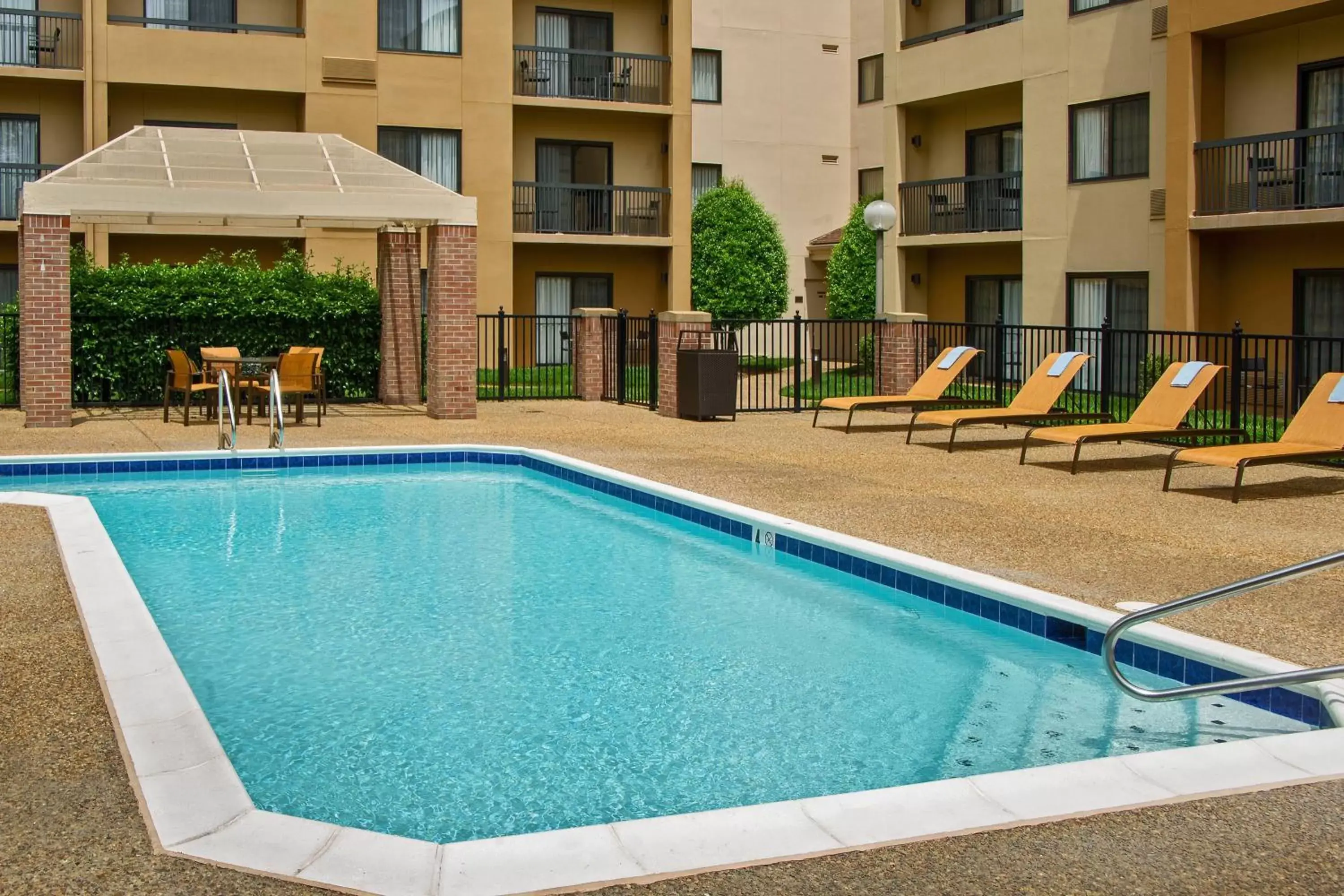 Swimming Pool in Courtyard Williamsburg - Busch Gardens