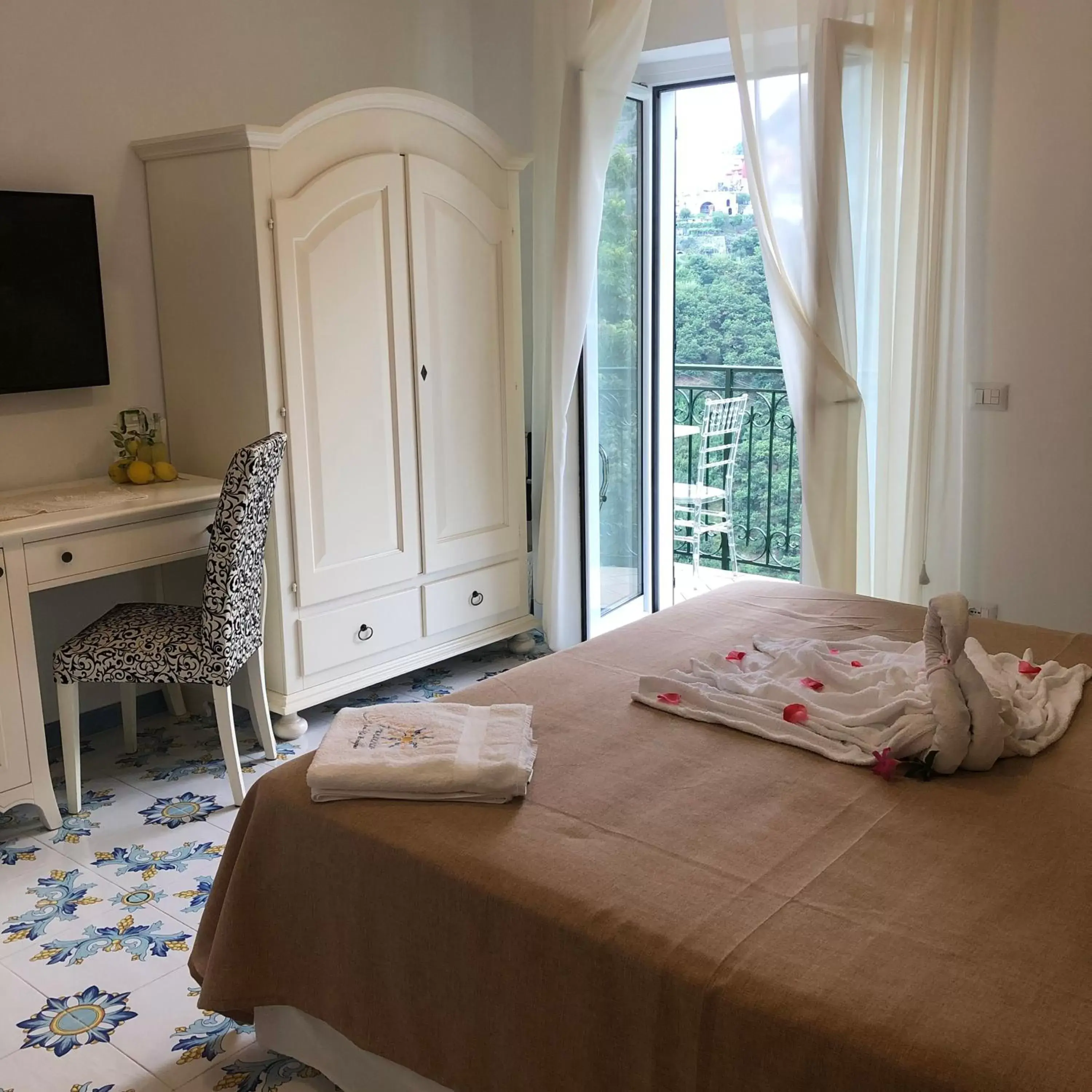 Double or Twin Room with Lateral Sea View in Nonno Francesco B&B Double or Twin Room with Lateral Sea View in Nonno Francesco B&B