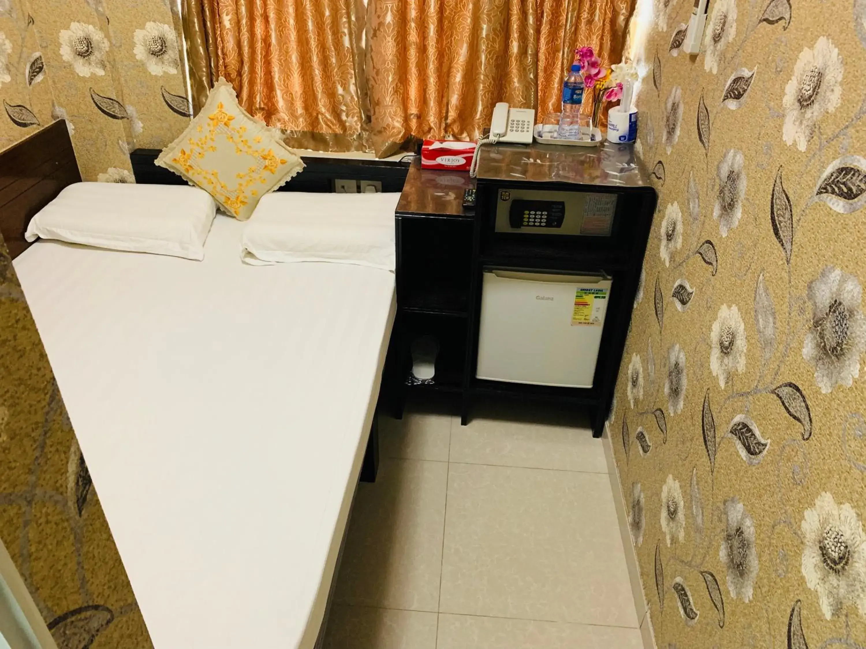 Photo of the whole room, Bed in Modern Photo of the whole room, Bed in Modern