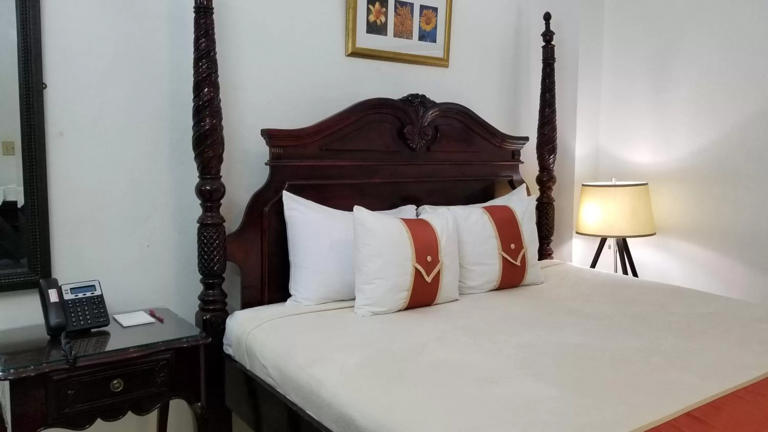 Bed in Altamont West Hotel