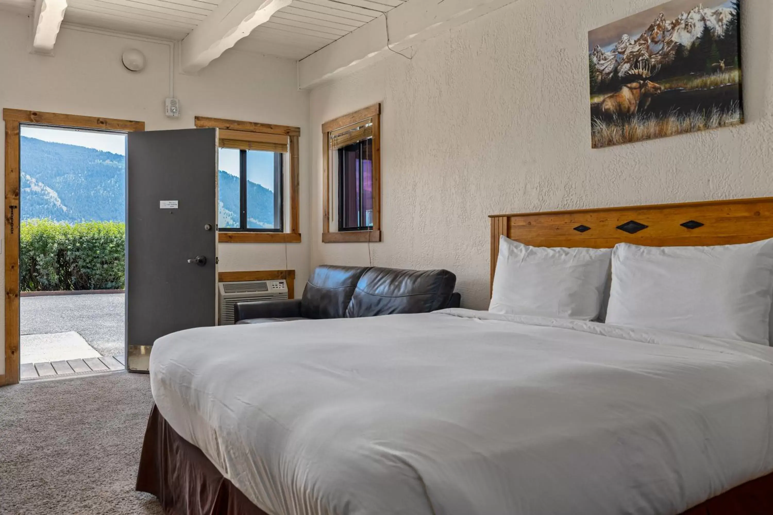 Bedroom, Bed in Elk Refuge Inn