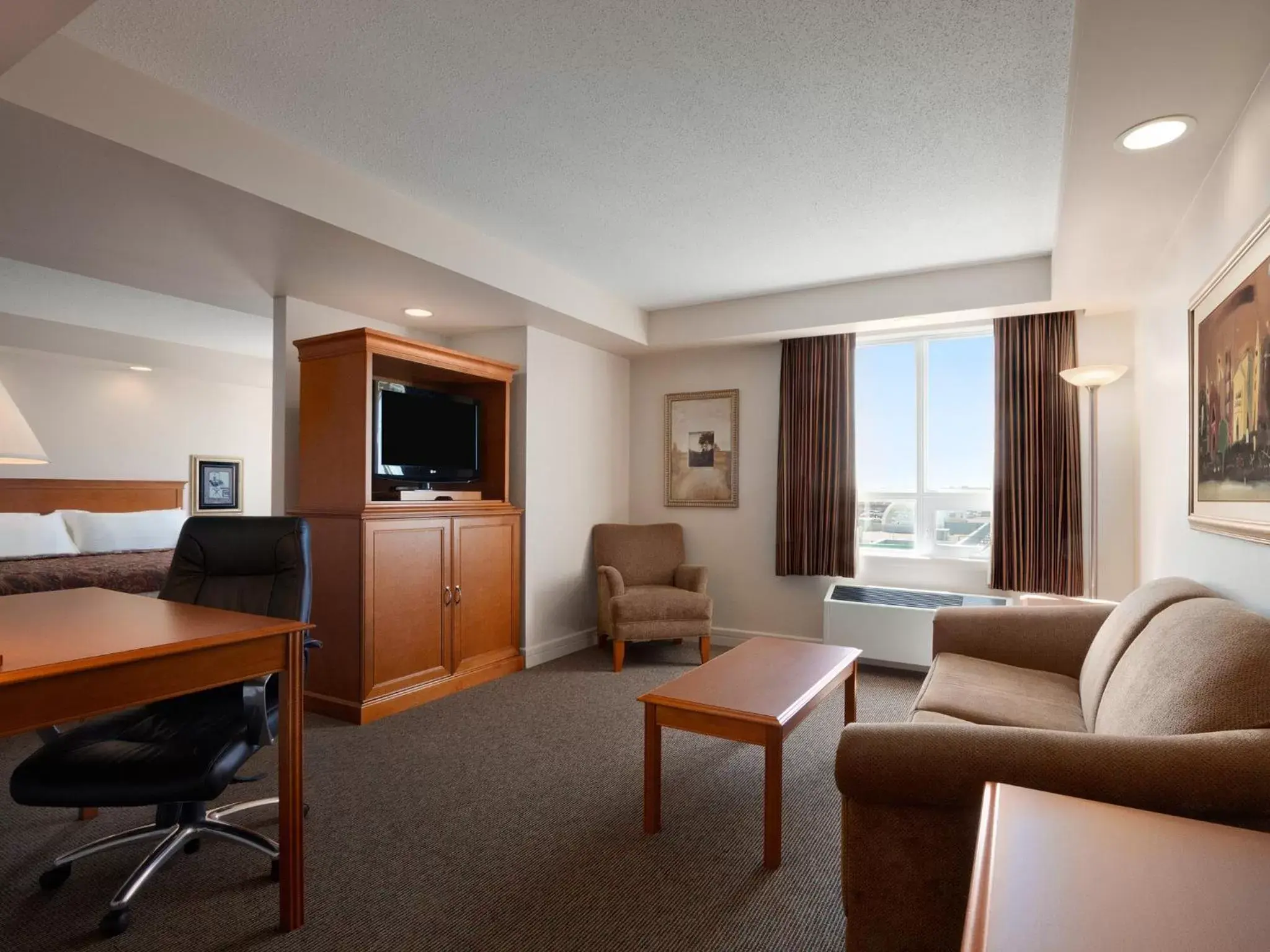 Business King Room with Sofa Bed in Travelodge by Wyndham Spruce Grove