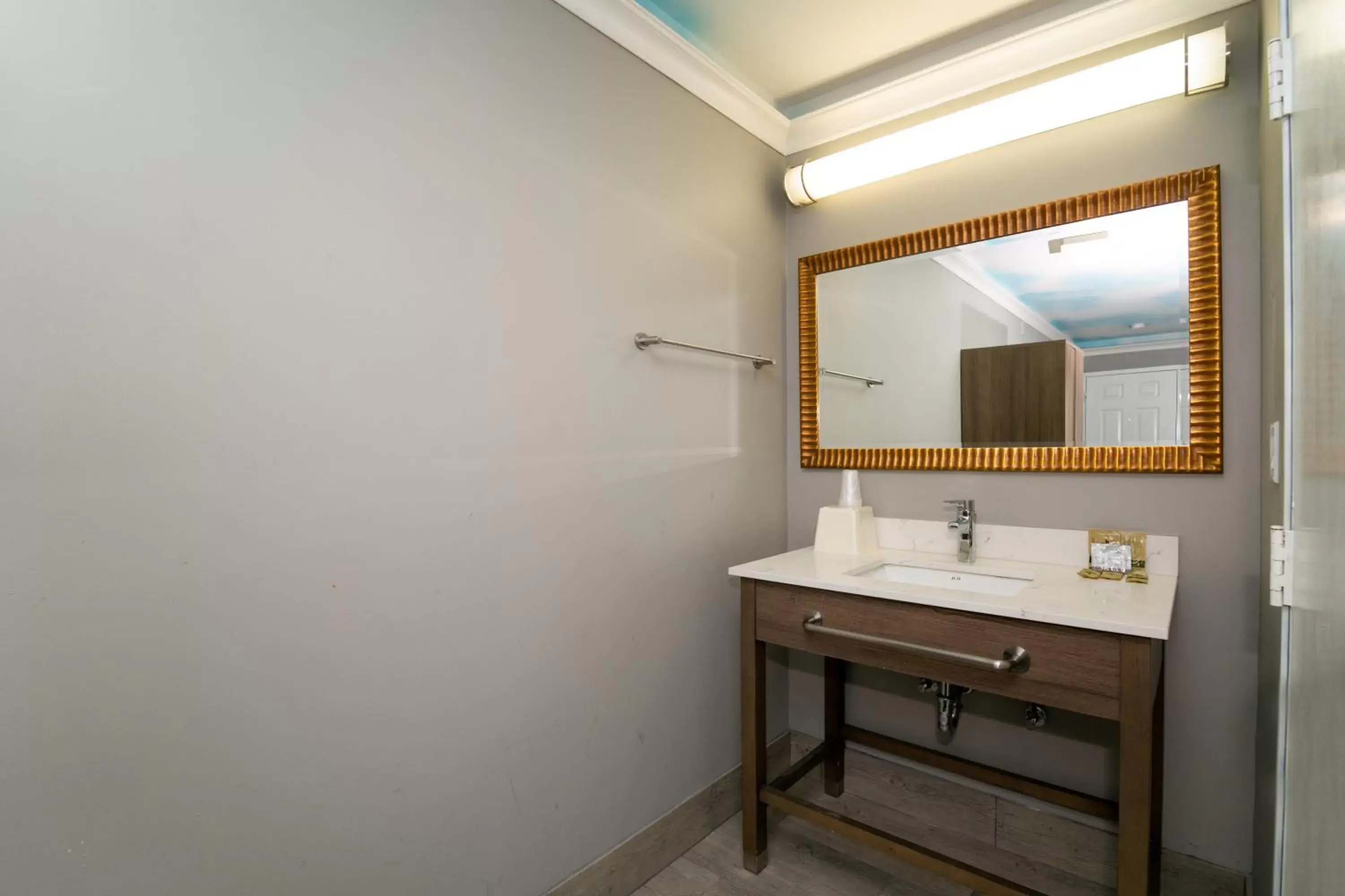 Bathroom in Hollywood Palms Inns & Suites