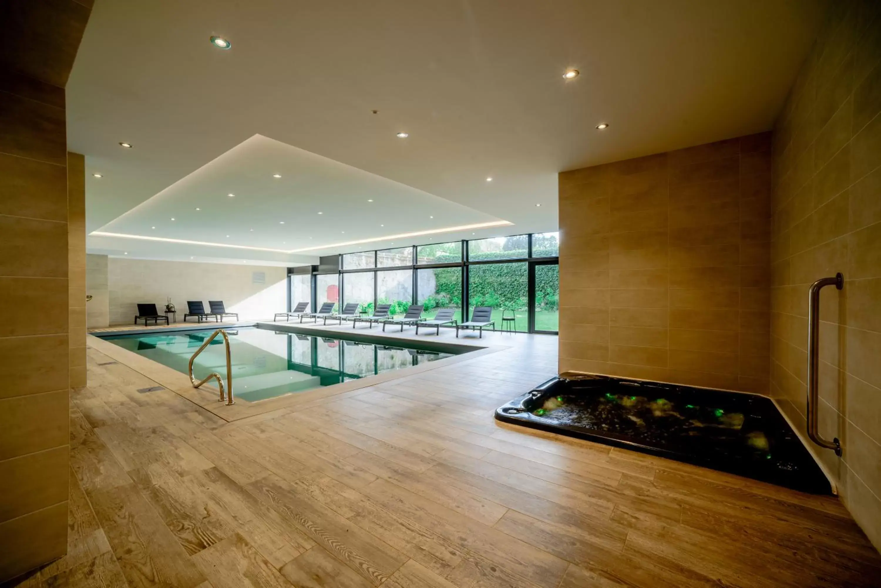 Hot Tub, Swimming Pool in Château Origny