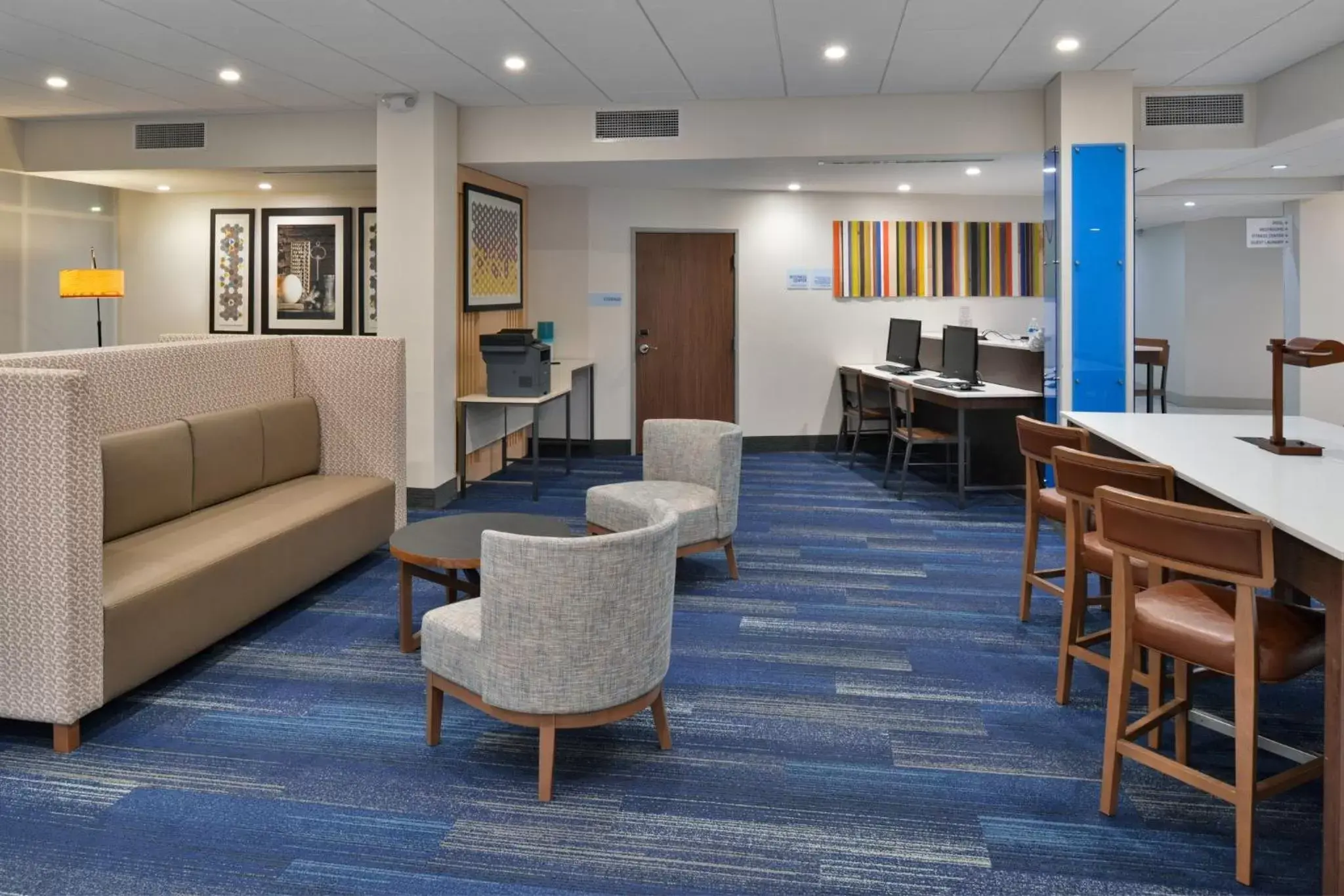 Property building, Lounge/Bar in Holiday Inn Express Orlando - South Park, an IHG Hotel