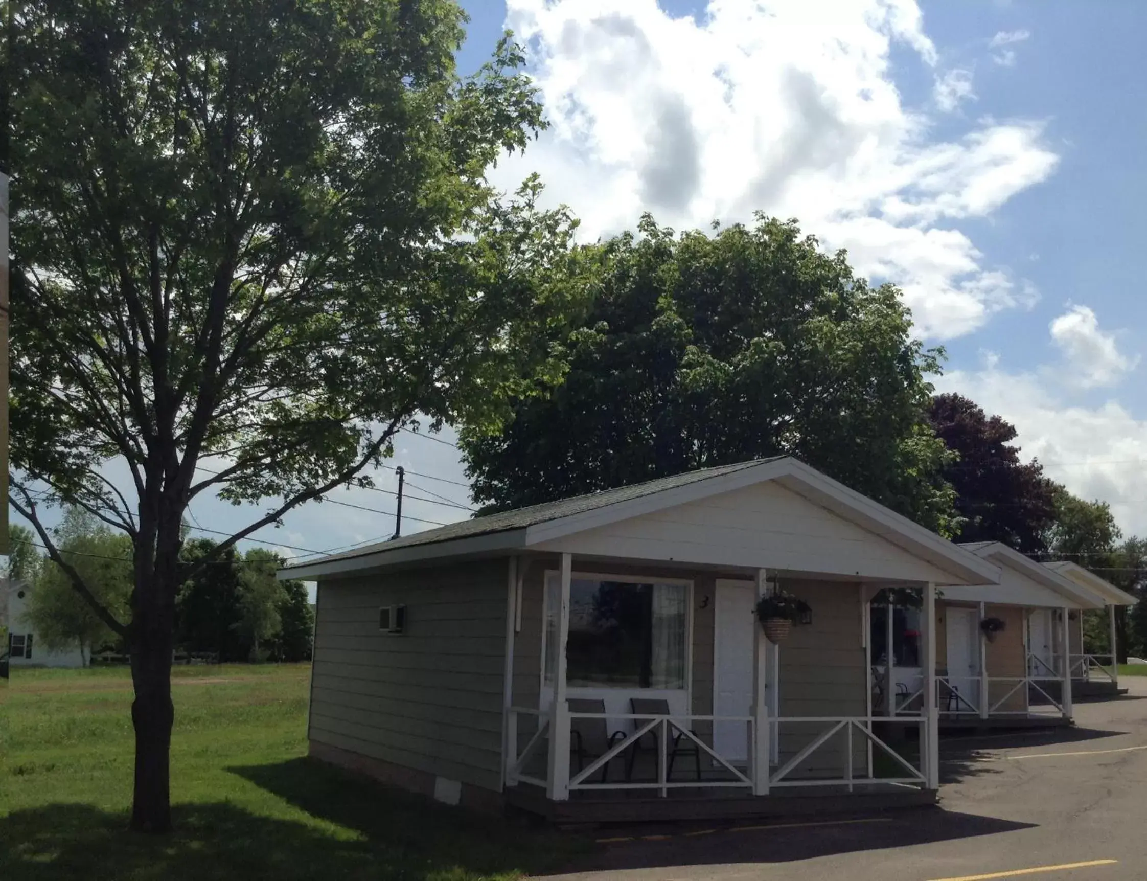 Balcony/Terrace, Property Building in Royalty Maples Cottages and Motel