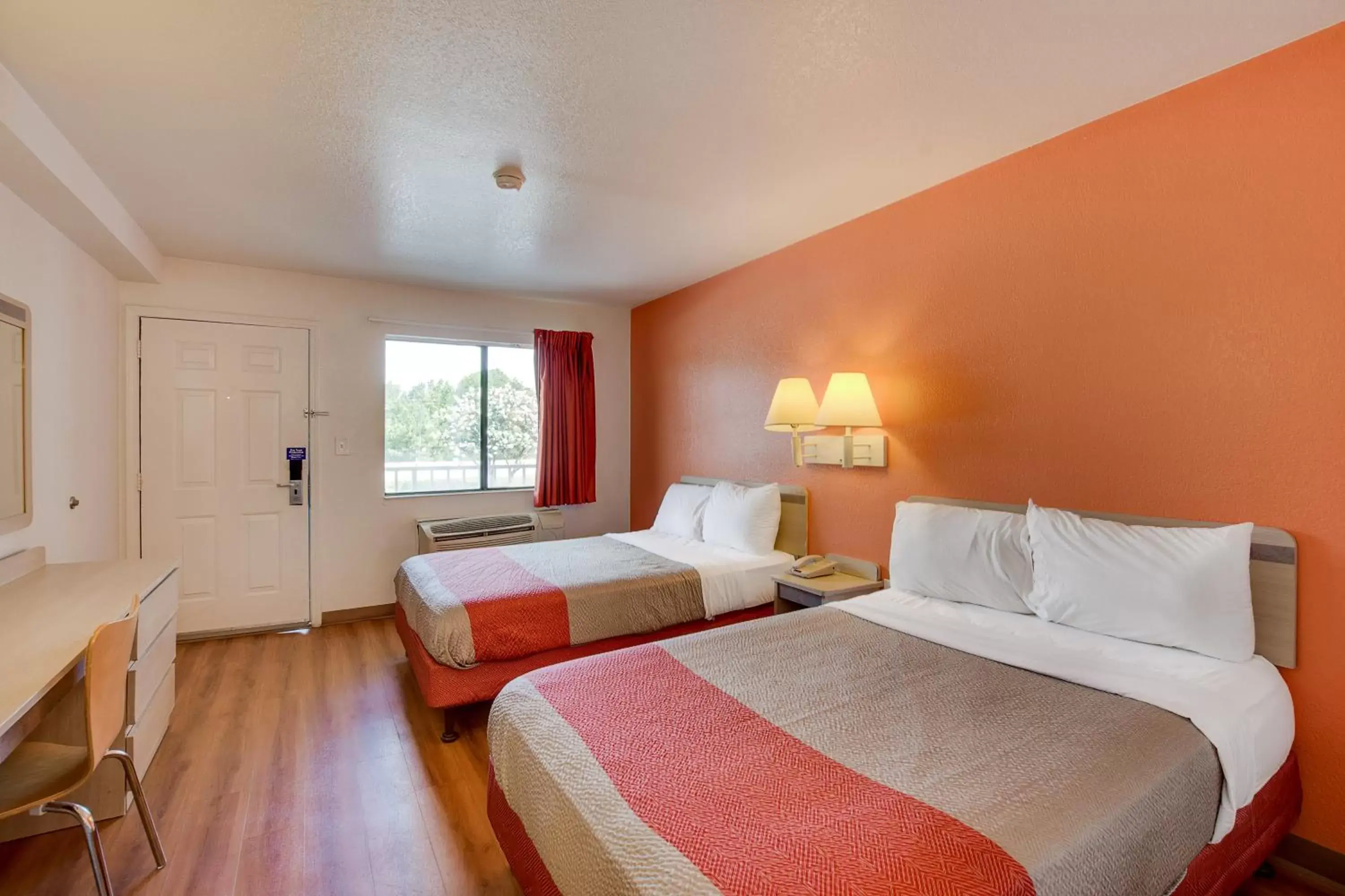Bedroom, Bed in Motel 6-Columbus, OH - West