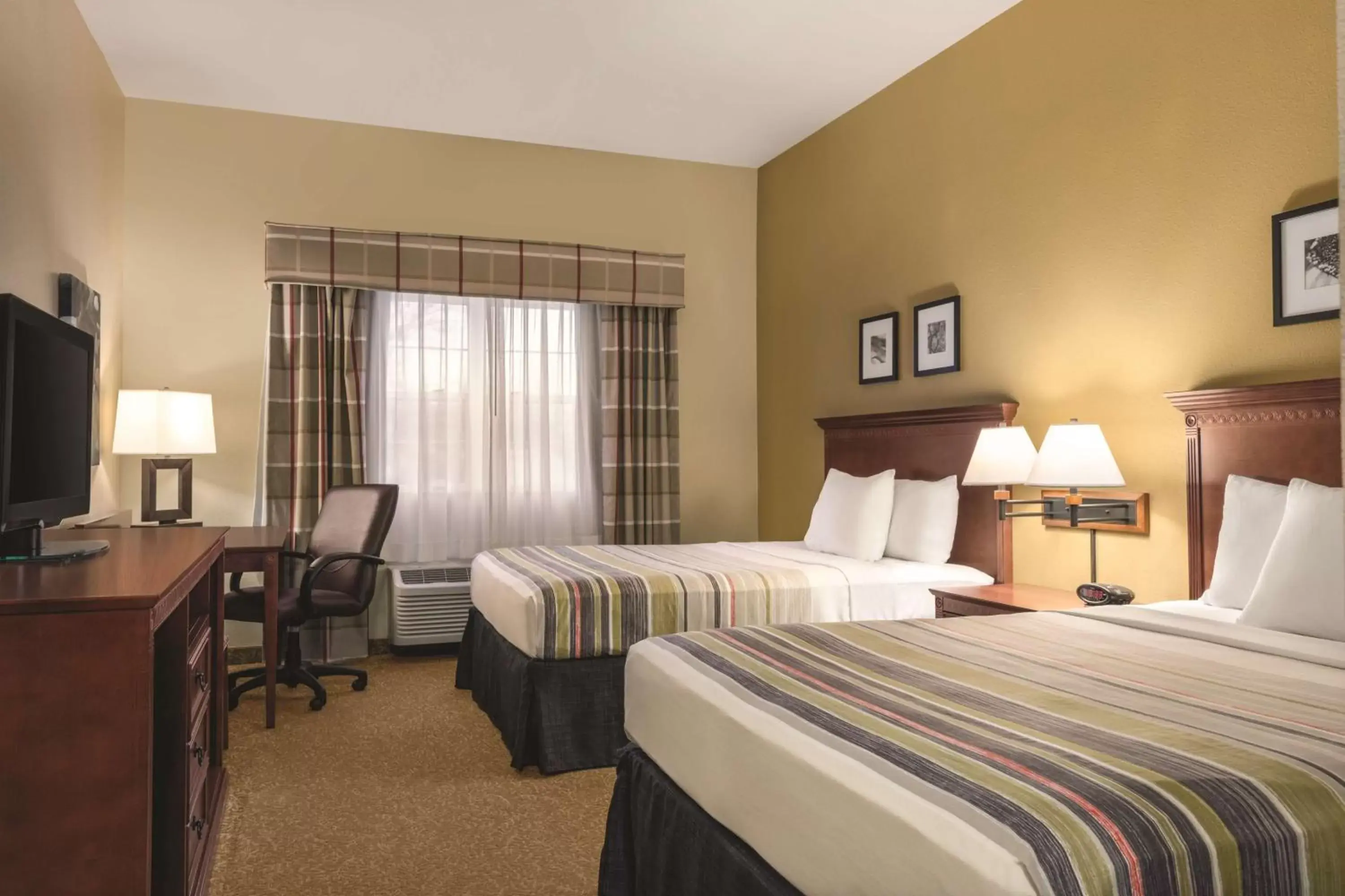 Photo of the whole room, Bed in Country Inn & Suites by Radisson, Dakota Dunes, SD