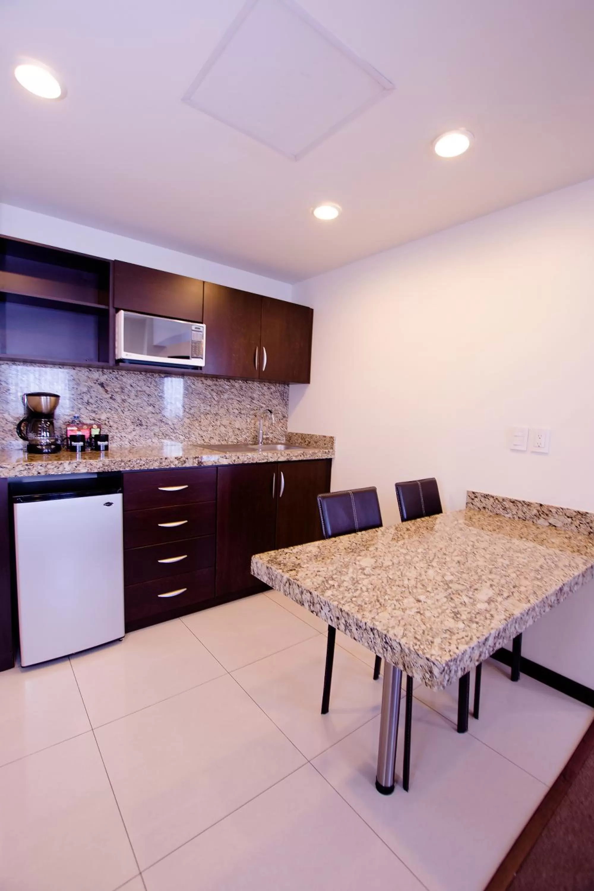 Kitchen or kitchenette in Crown Victoria Hotel