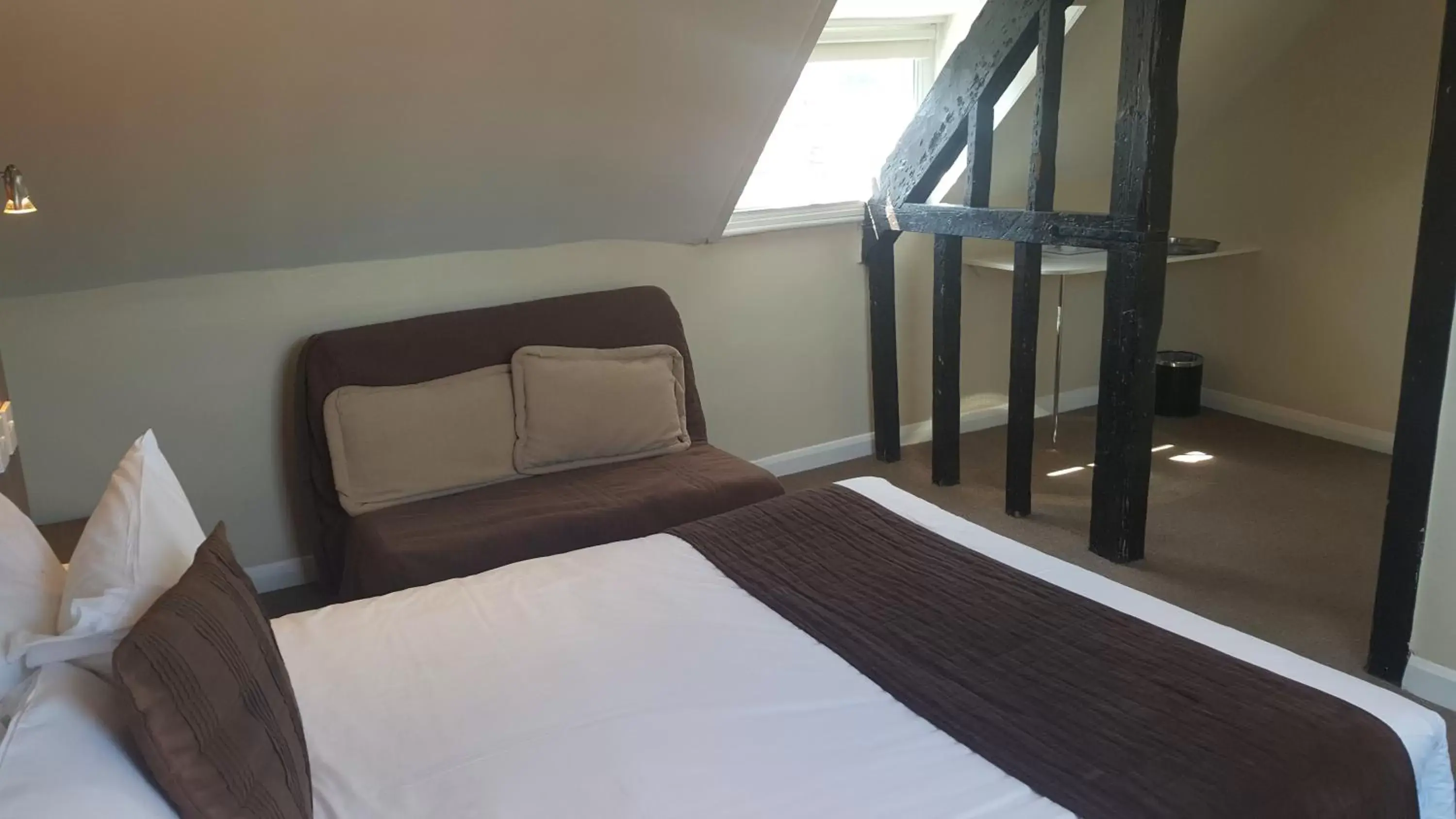 Bed in Beaumond Cross Inn