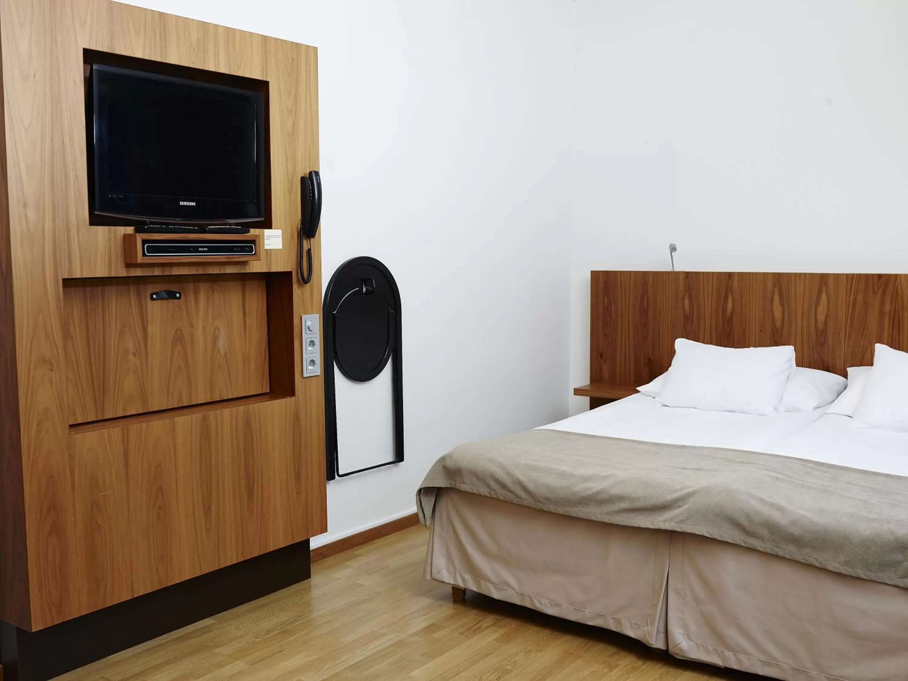 Bed, TV/Entertainment Center in Comfort Hotel Jazz