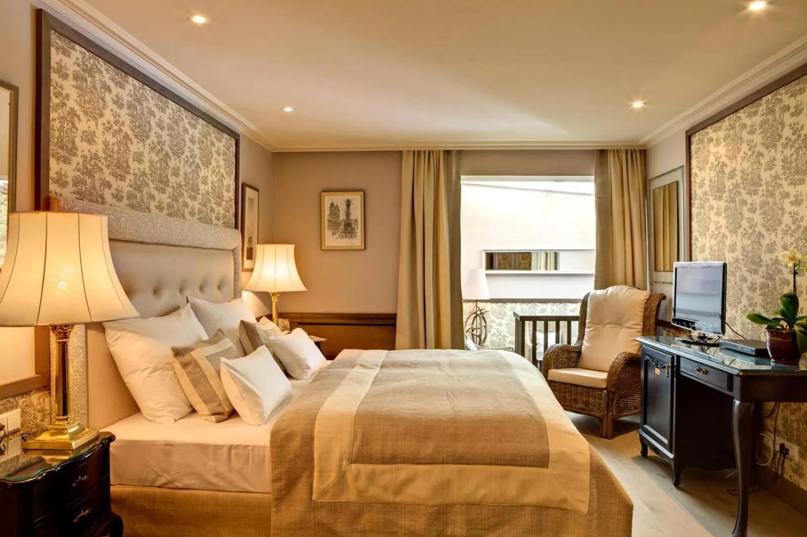 Bed, TV/Entertainment Center in Astoria Resort