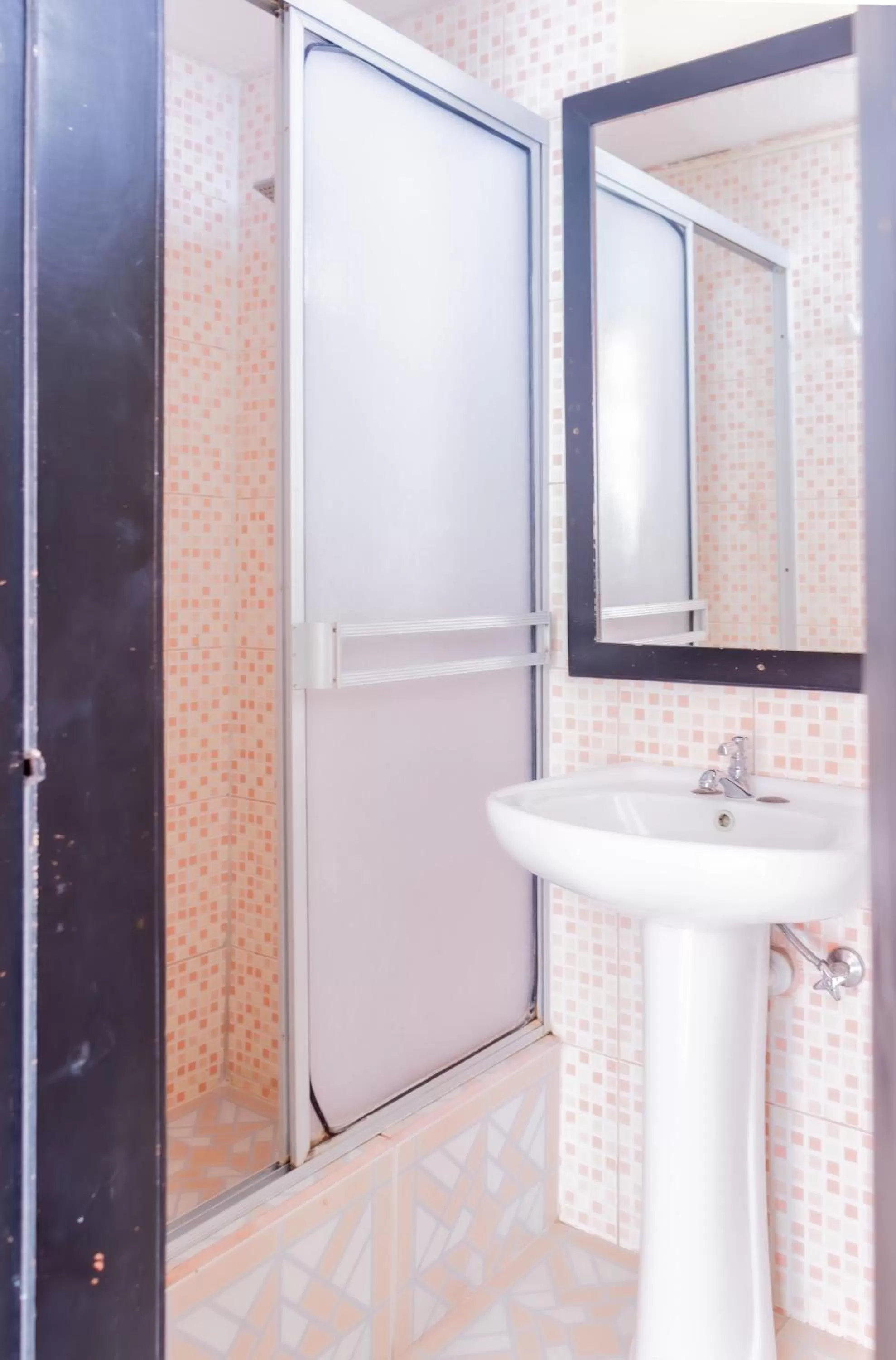 Shower in Hostal Antares