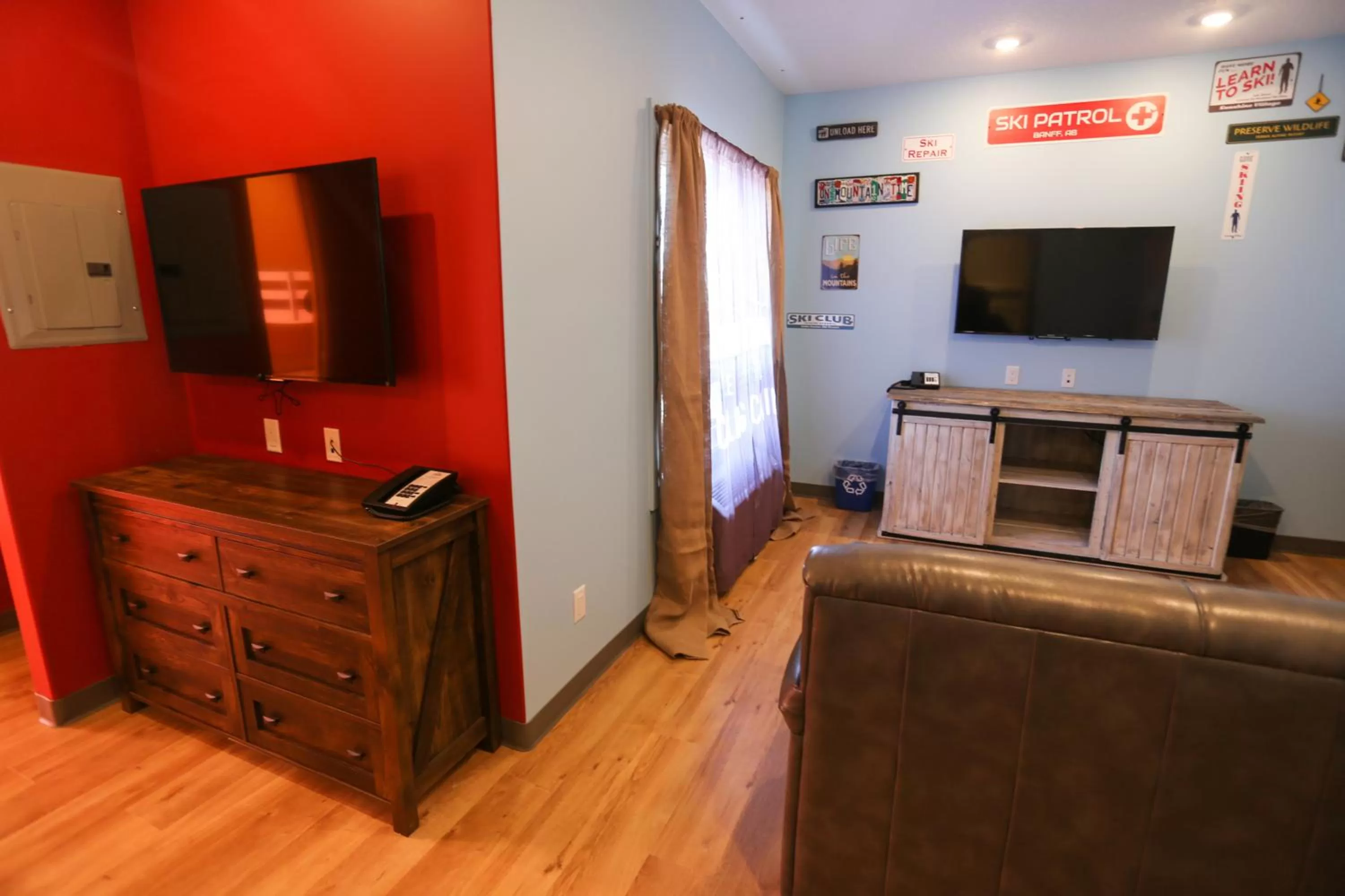 TV and multimedia in Days Inn by Wyndham Calgary North Balzac