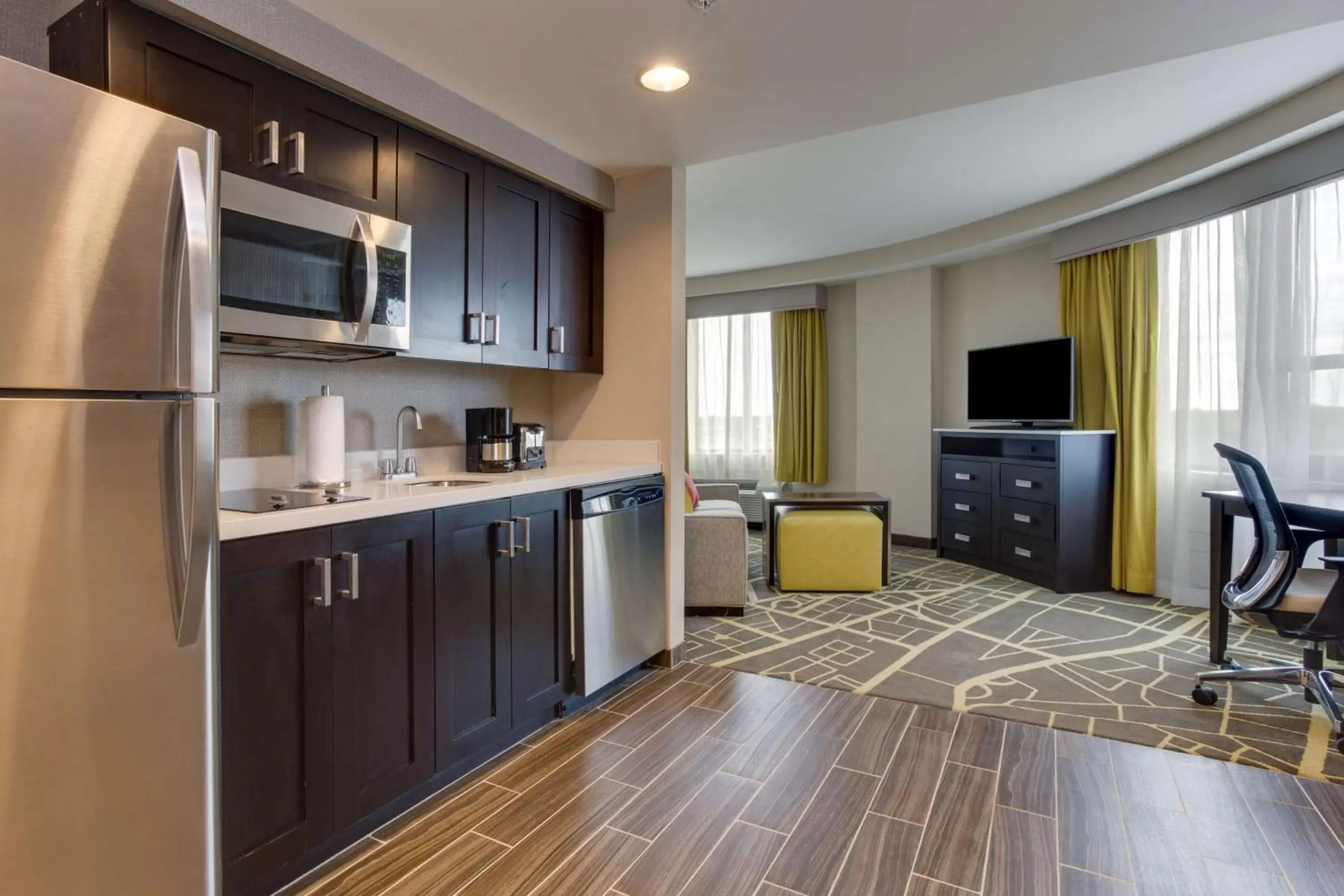 Bedroom, Kitchen/Kitchenette in Homewood Suites Savannah Historic District/Riverfront