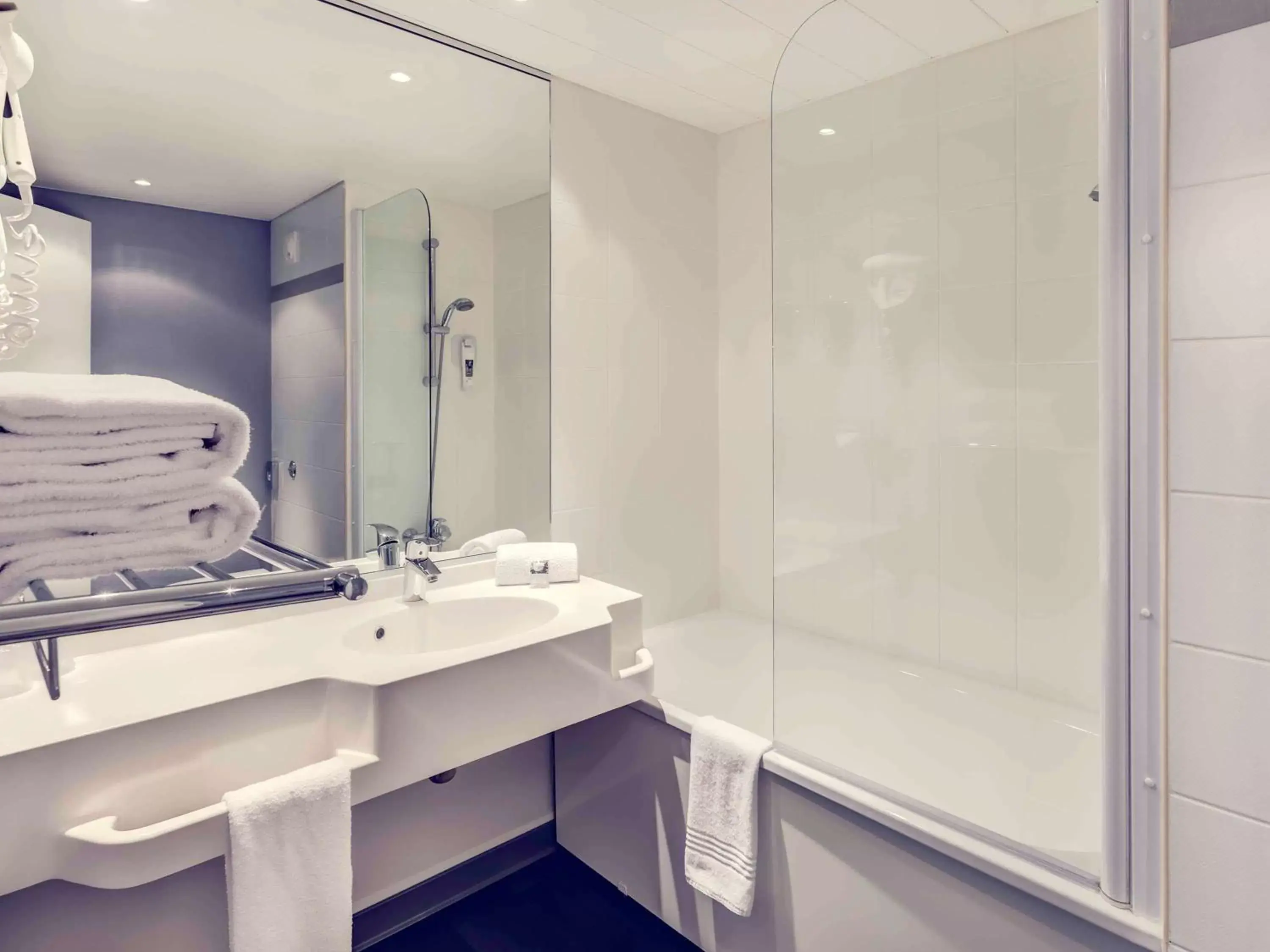 Photo of the whole room, Bathroom in ibis Styles Beauvais