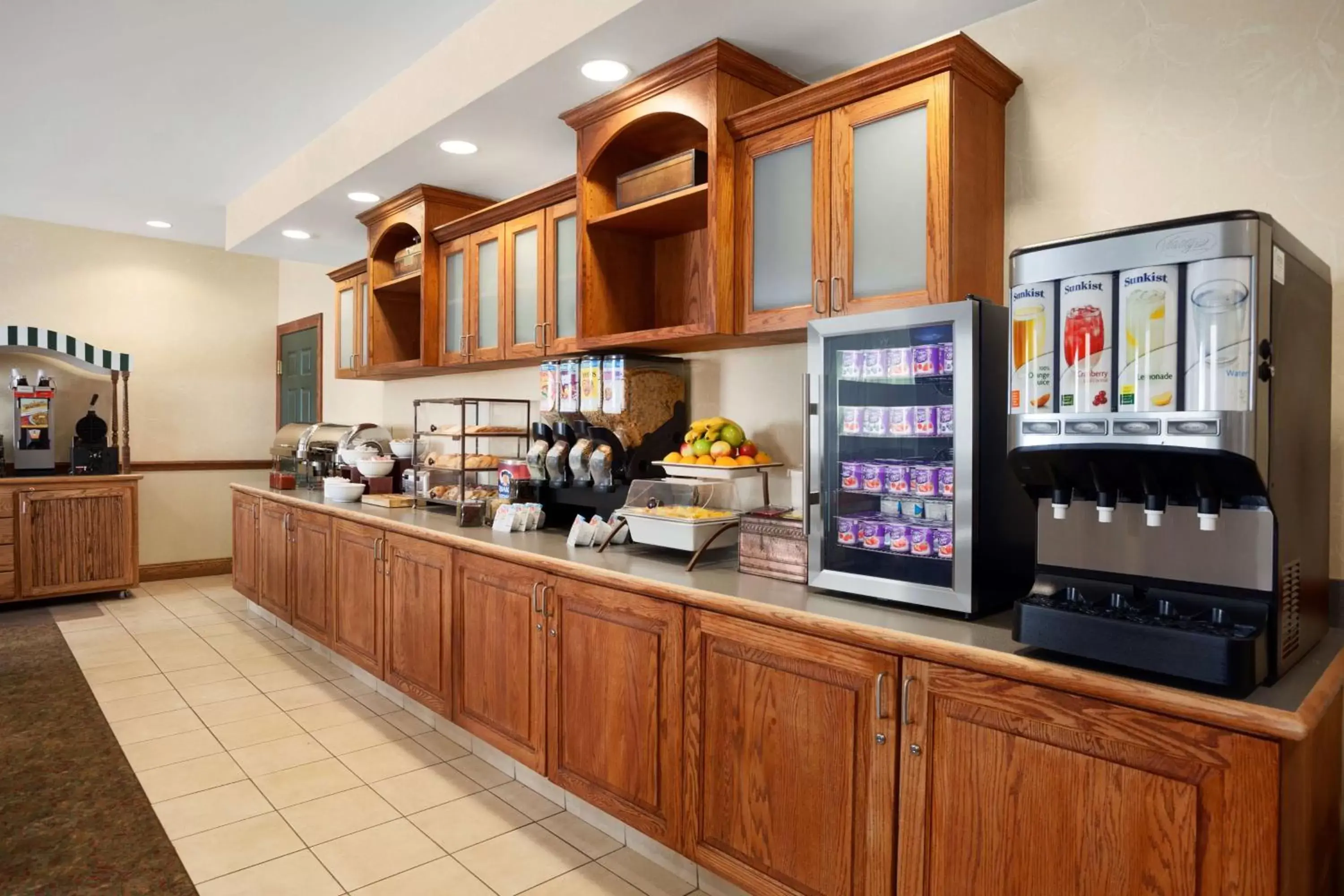 Restaurant/places to eat, Kitchen/Kitchenette in Country Inn & Suites by Radisson, Ithaca, NY